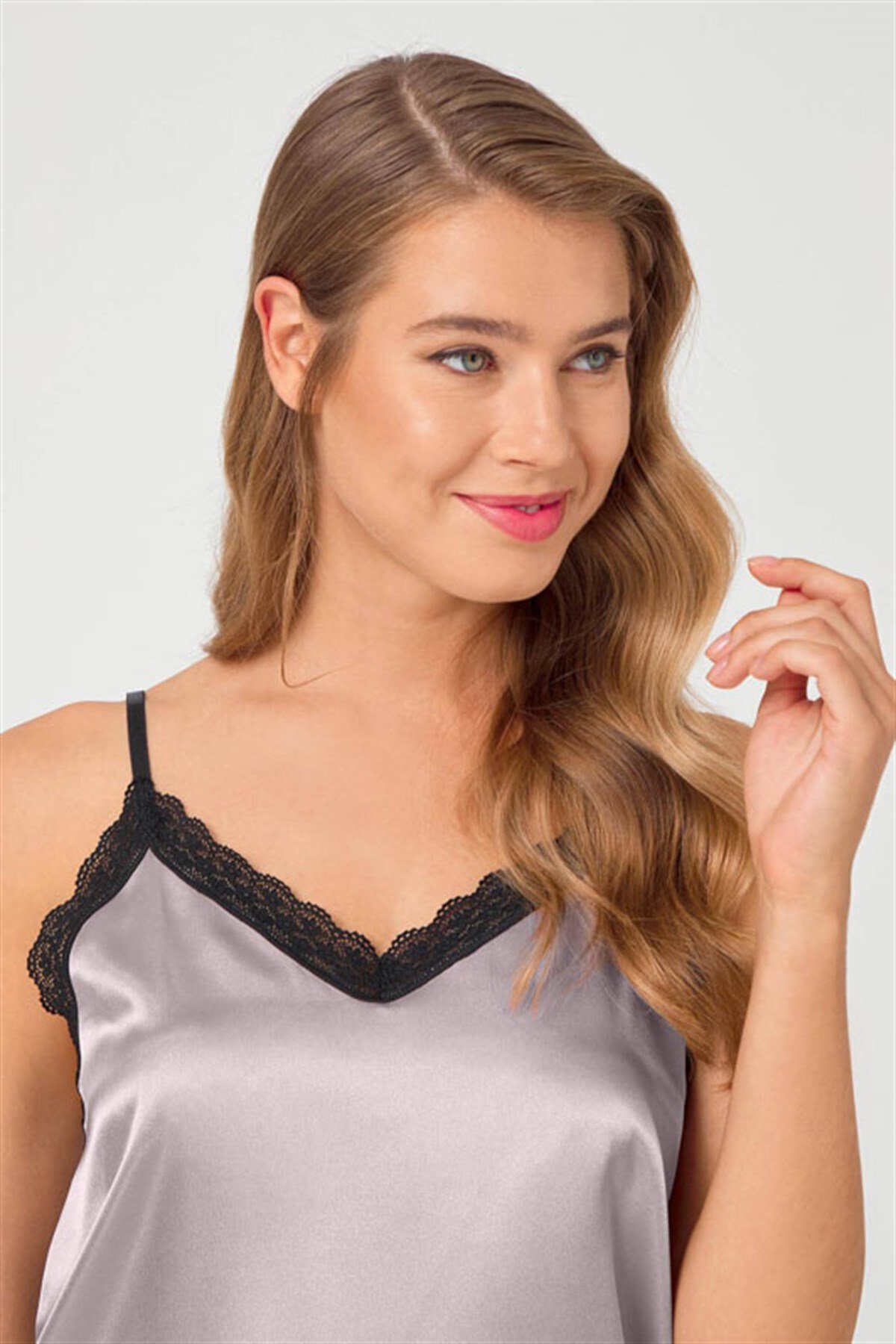 Bej Dantel Detaylı Saten Kadın Pijama Şortlu Takımı