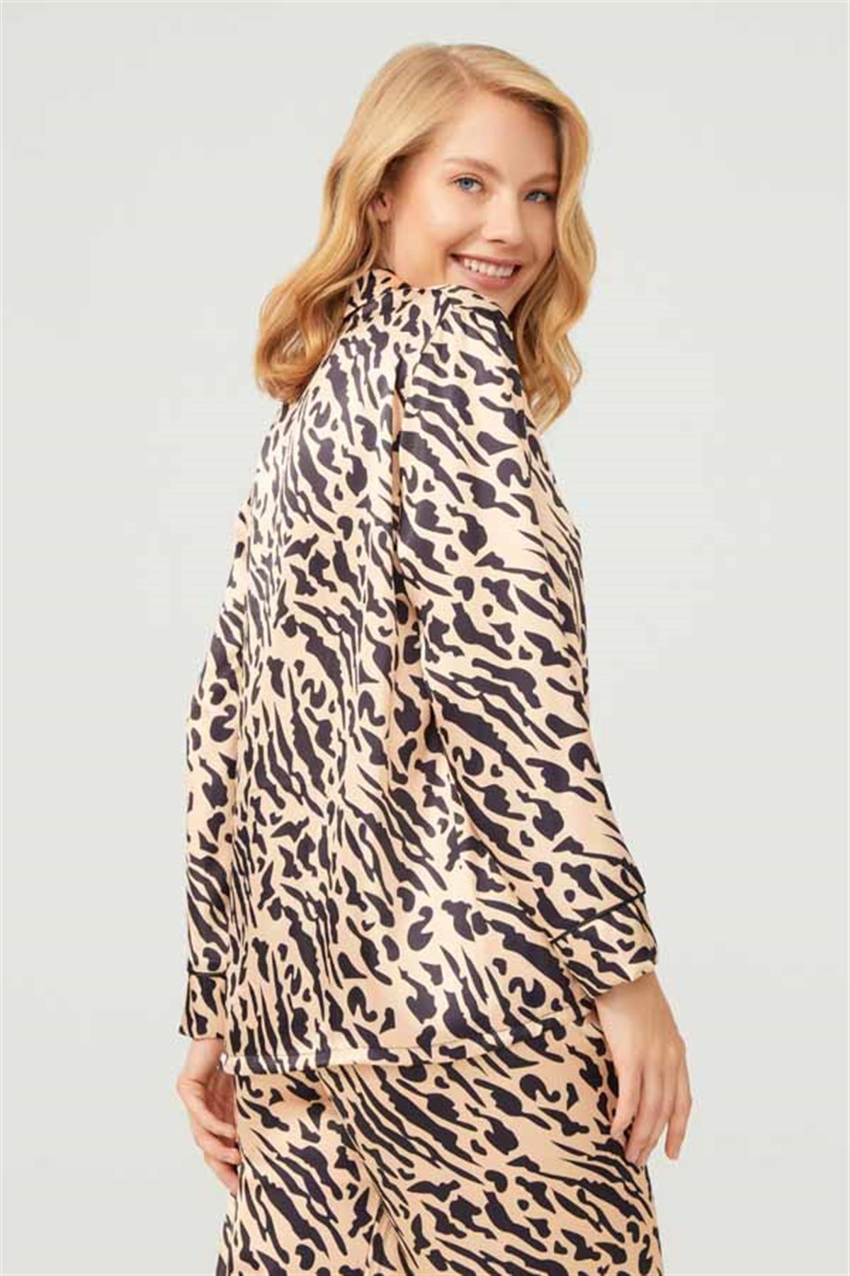 Leopar Desenli Önden Düğmeli Saten Kadın Pijama Takımı