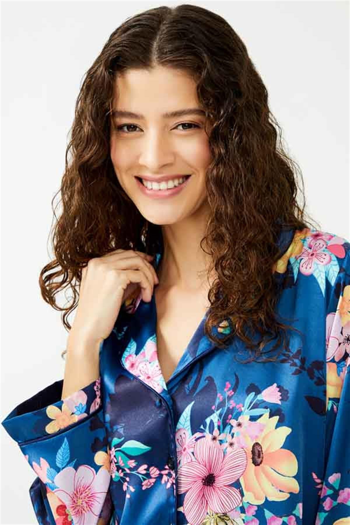 Mavi Çiçek Desenli Önden Düğmeli Saten Kadın Pijama Takımı