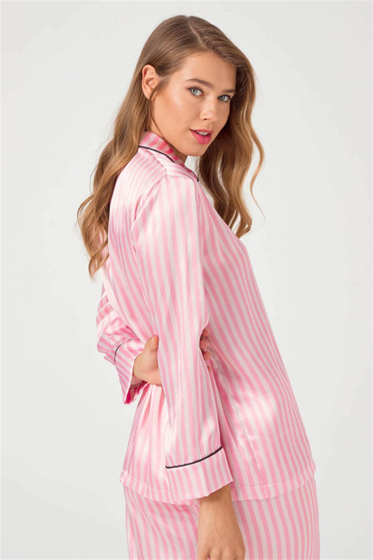 Pembe Beyaz Çizgili Önden Düğmeli Saten Kadın Pijama Takımı