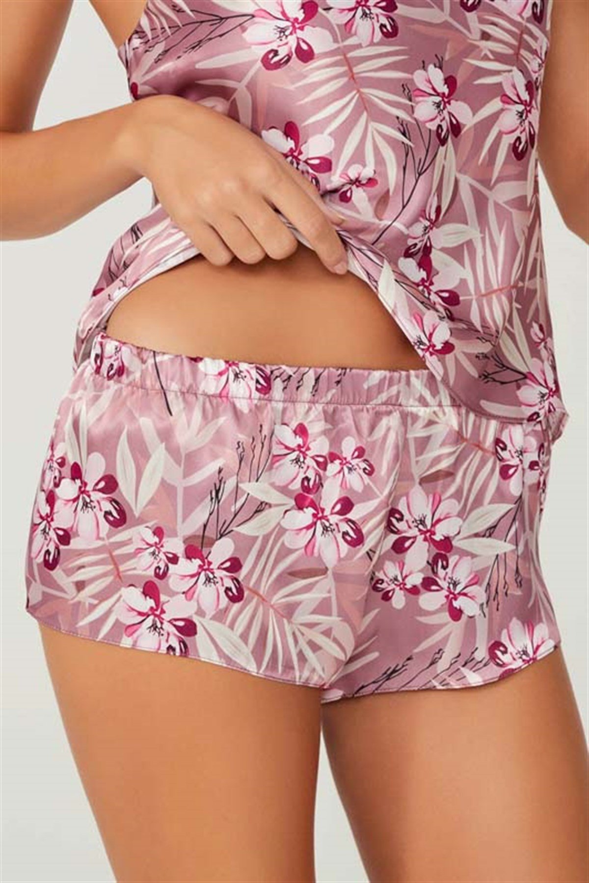 Pembe Çiçek Desenli İnce Askılı Saten Kadın Pijama Şortlu Takımı