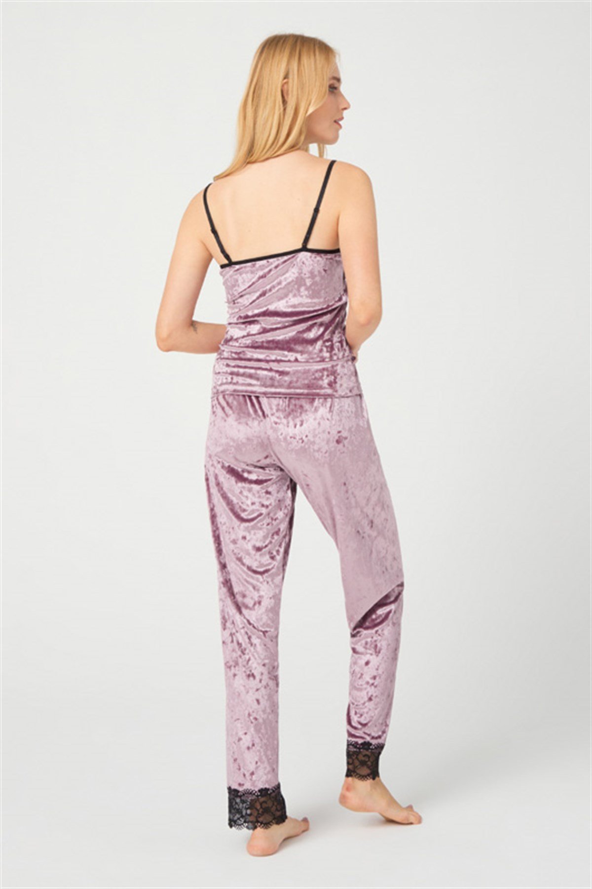 Sırtı İpli Pudra Dantelli Kadife Kadın Pijama Takımı