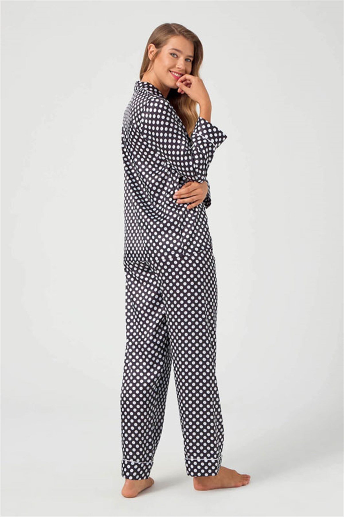 Siyah Beyaz Puantiyeli Önden Düğmeli Saten Kadın Pijama Takımı