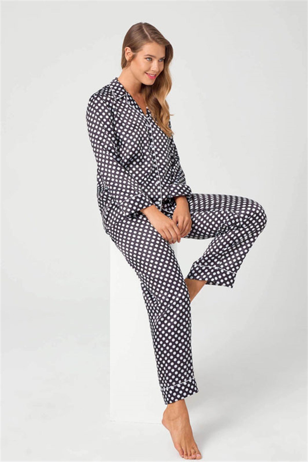 Siyah Beyaz Puantiyeli Önden Düğmeli Saten Kadın Pijama Takımı