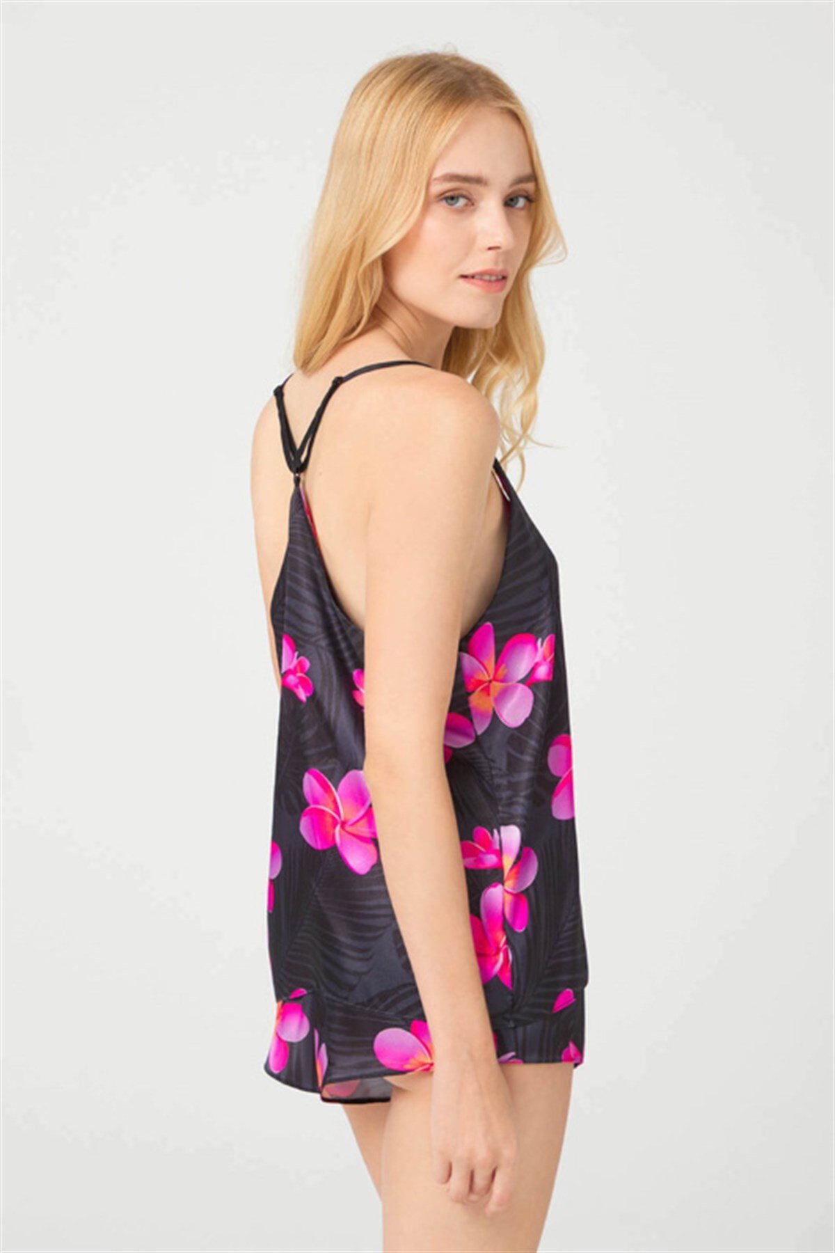 Siyah Çiçek Desenli İnce Askılı Saten Kadın Pijama Şortlu Takımı