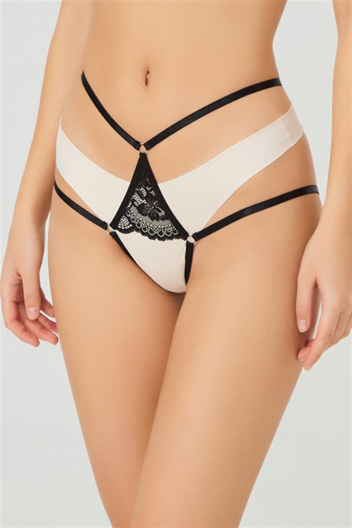 Siyah Dantel ve Halka Detaylı Özel Bölgesi Açık Bikini Külot