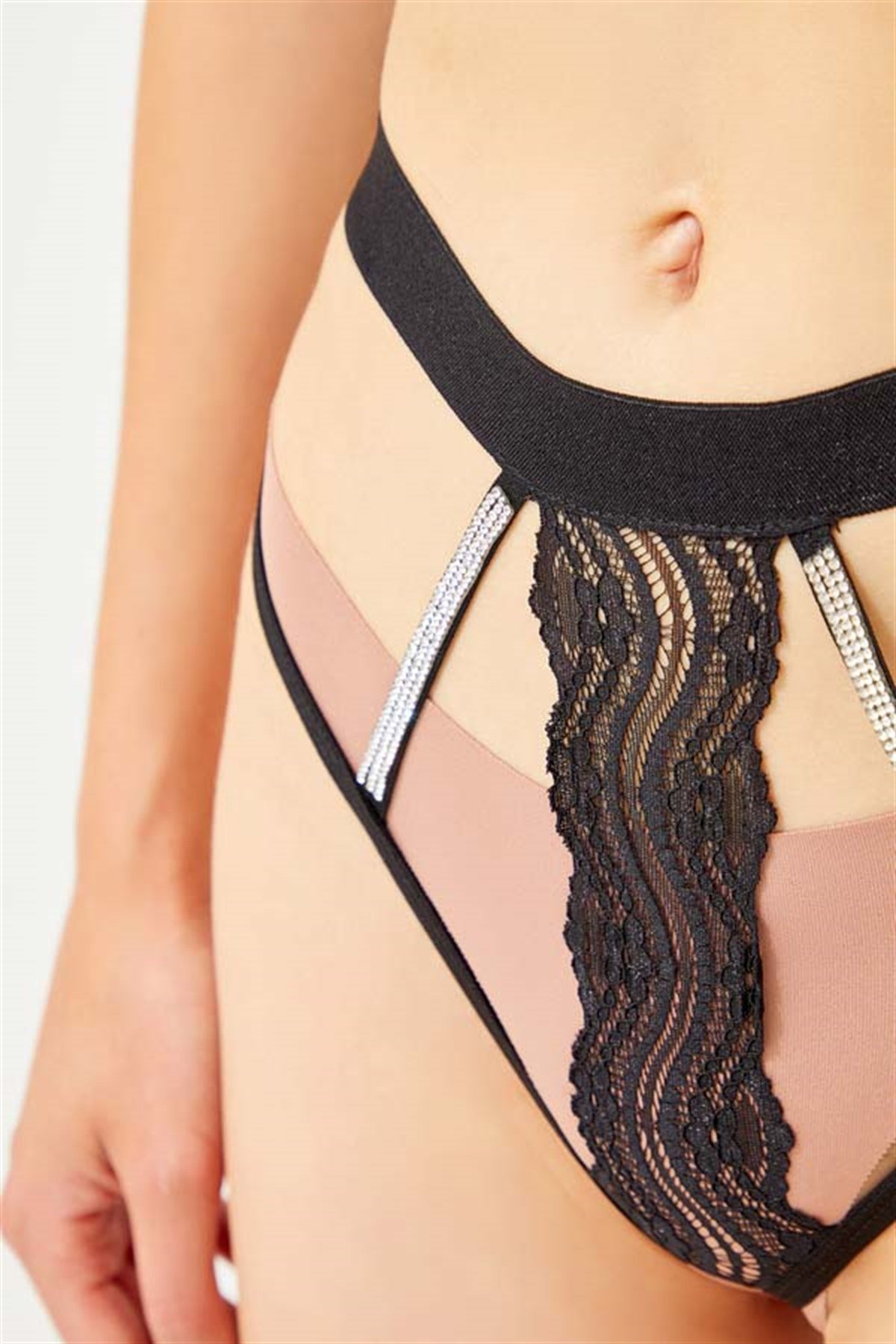 Siyah Dantelli Taş İşlemeli Lastik Detaylı Kadın String Külot
