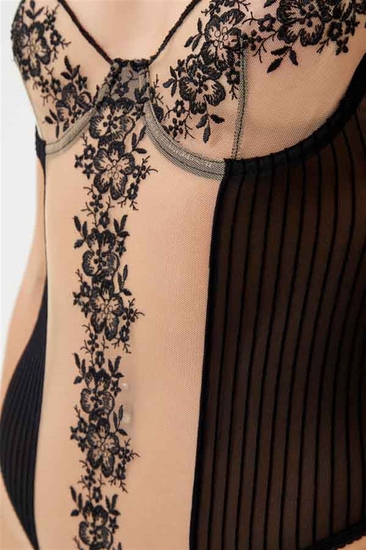 Siyah Çiçek Nakışlı Ayarlanabilir Askılı Balenli Kadın Bodysuit