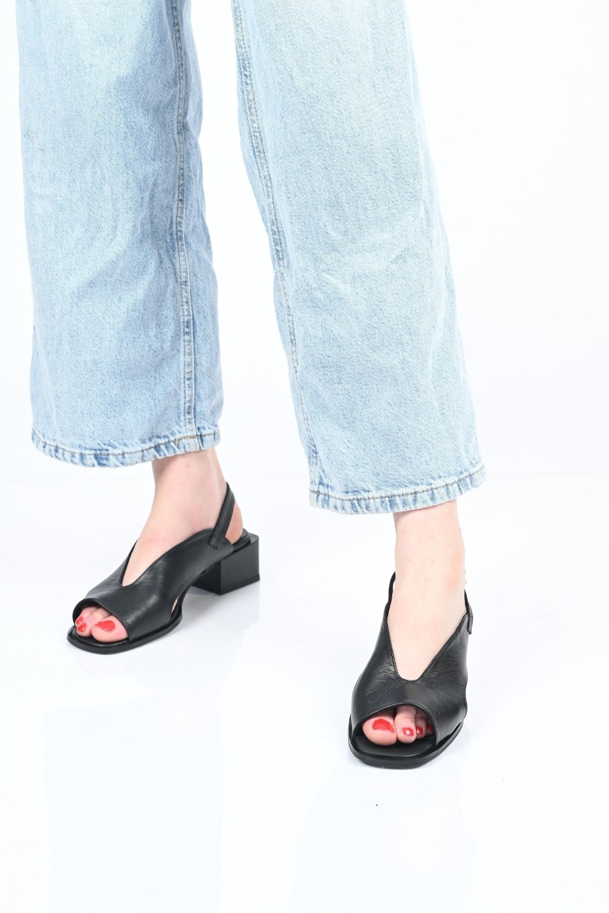 Bestello Bağcıksız Kemer Detaylı Jurdan Taban Hakiki Deri Sandalet 342-172 Kadın Sandalet342-172_SIYAH_35Sandals