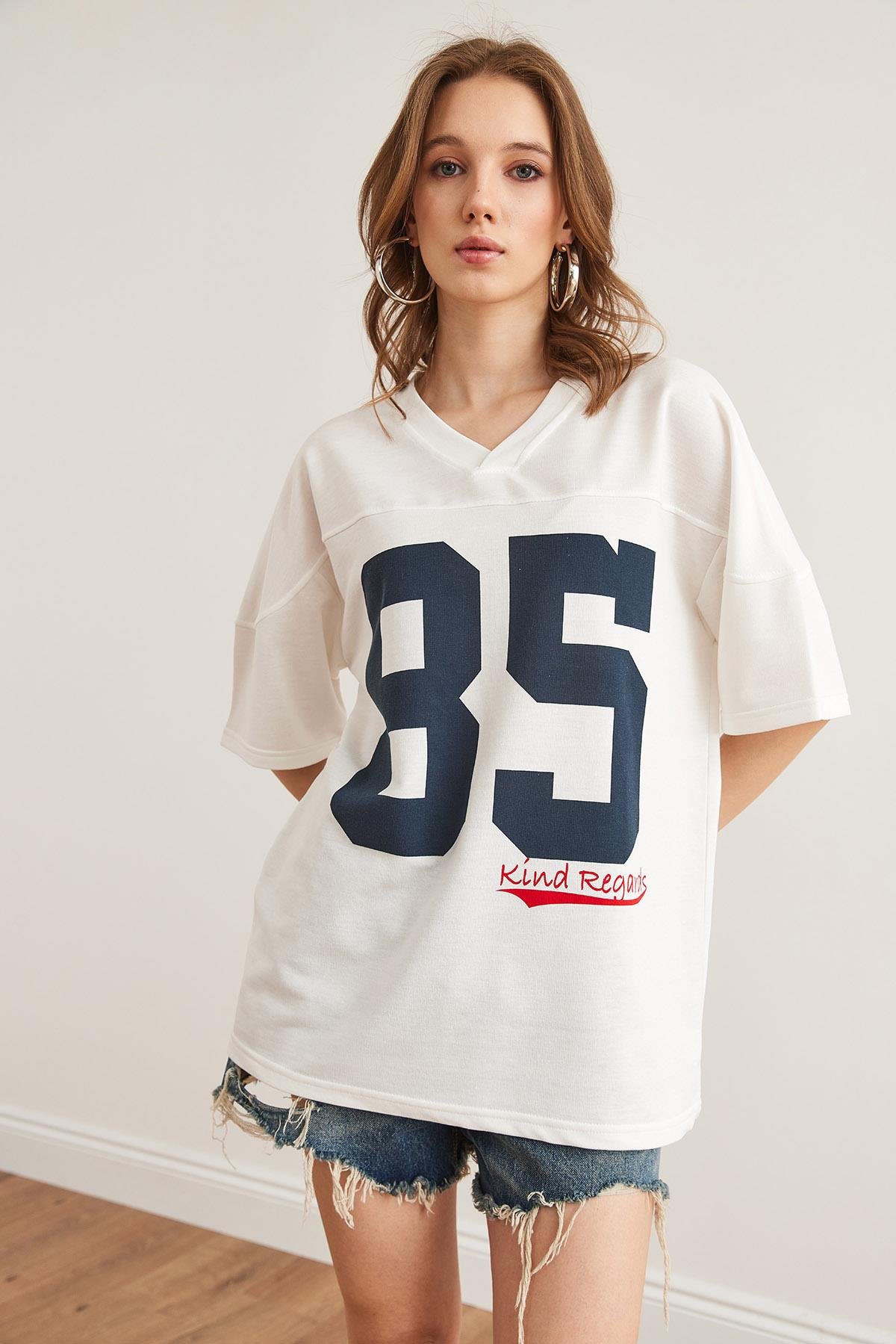 85 Baskılı V Yaka Boyfriend 2 İp Tişört Beyaz
