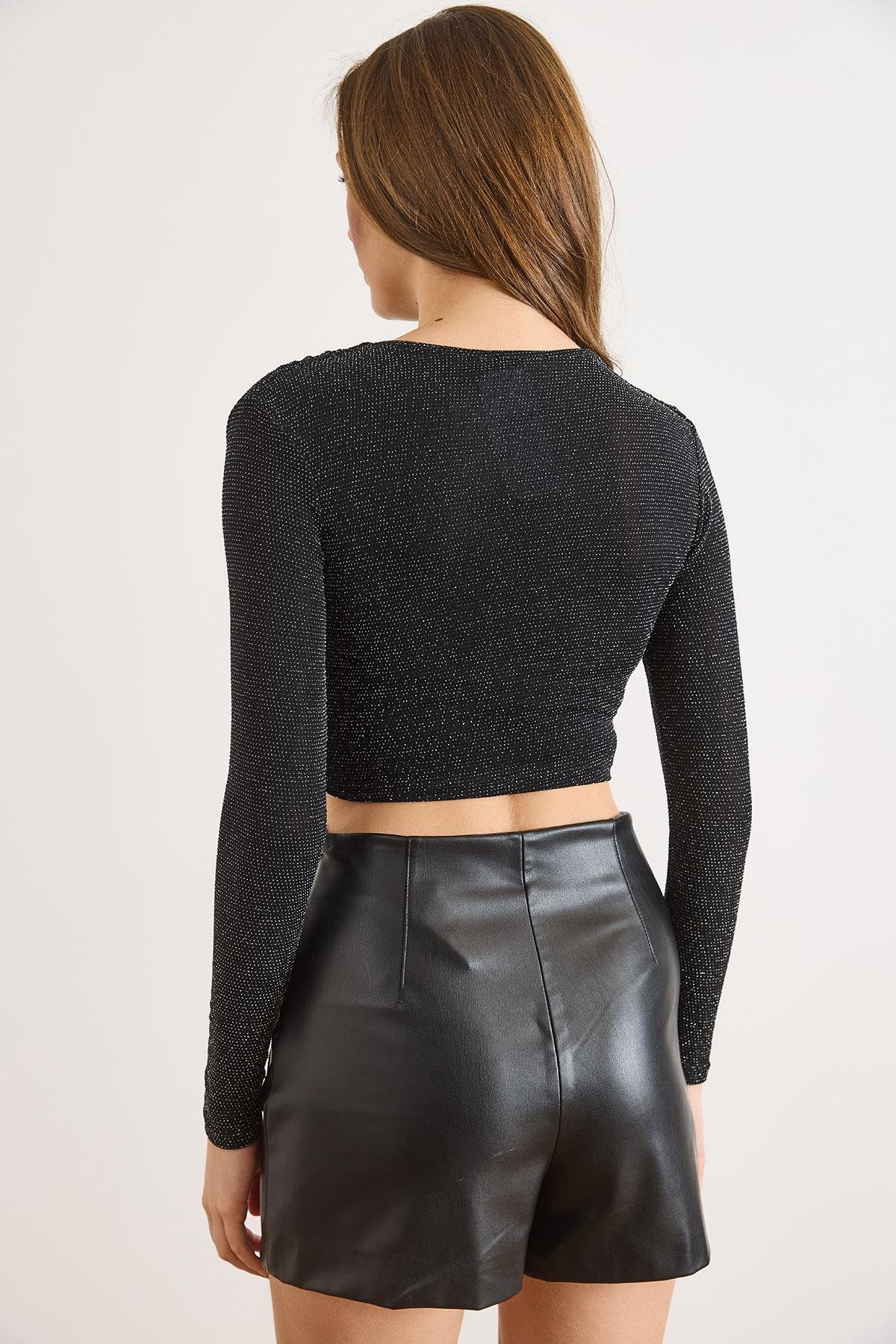 Aksesuarlı Anvelop Parlak Crop Bluz Siyah