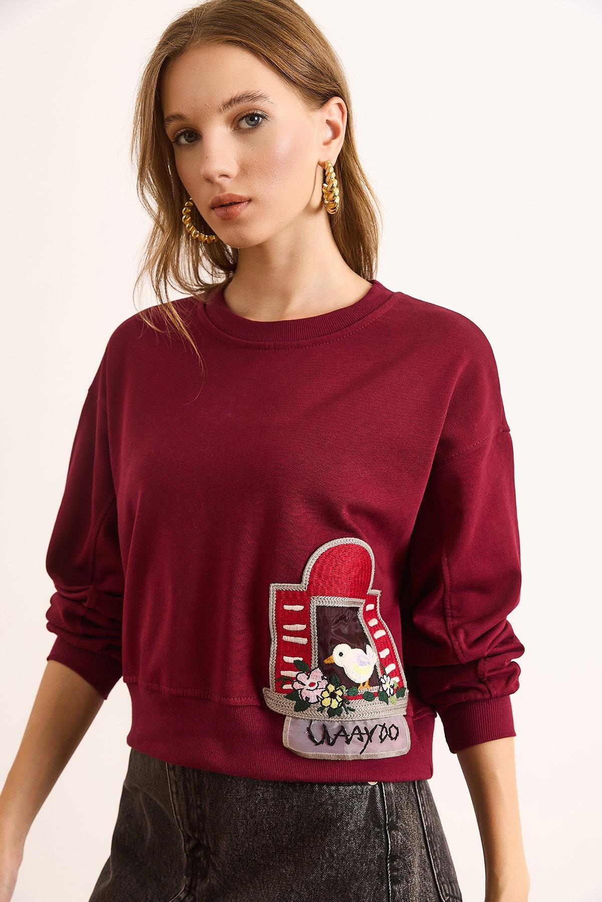 Aplike Detaylı Şardonsuz Kalın Crop Sweatshirt Bordo
