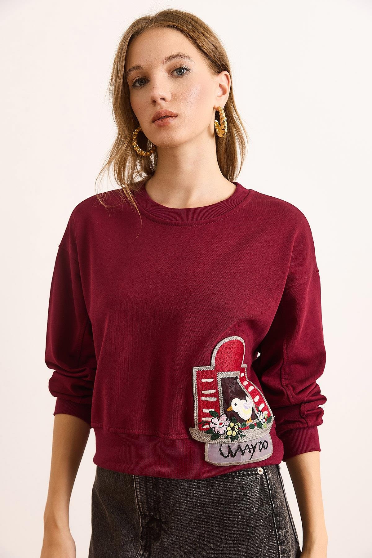 Aplike Detaylı Şardonsuz Kalın Crop Sweatshirt Bordo
