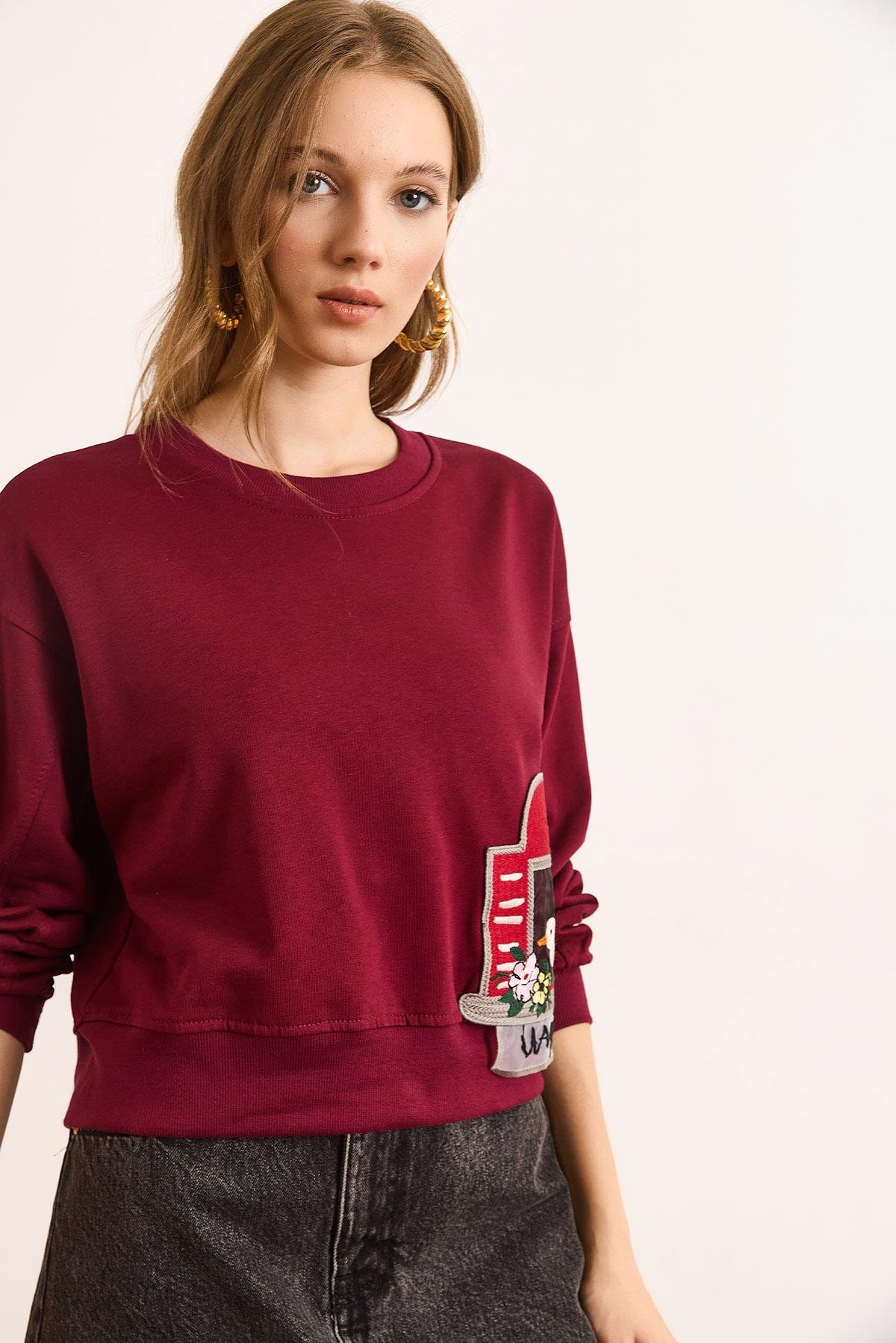 Aplike Detaylı Şardonsuz Kalın Crop Sweatshirt Bordo