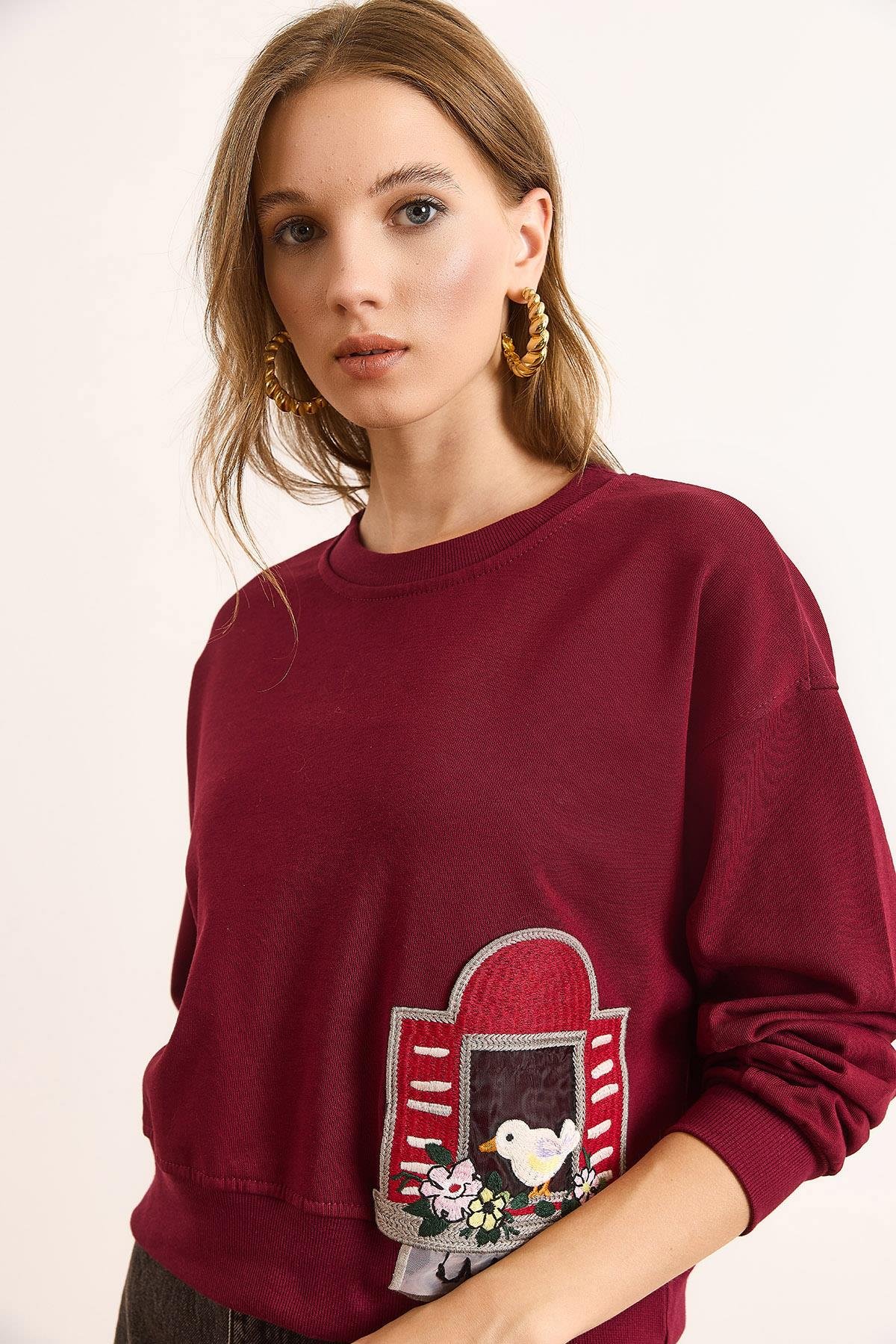 Aplike Detaylı Şardonsuz Kalın Crop Sweatshirt Bordo
