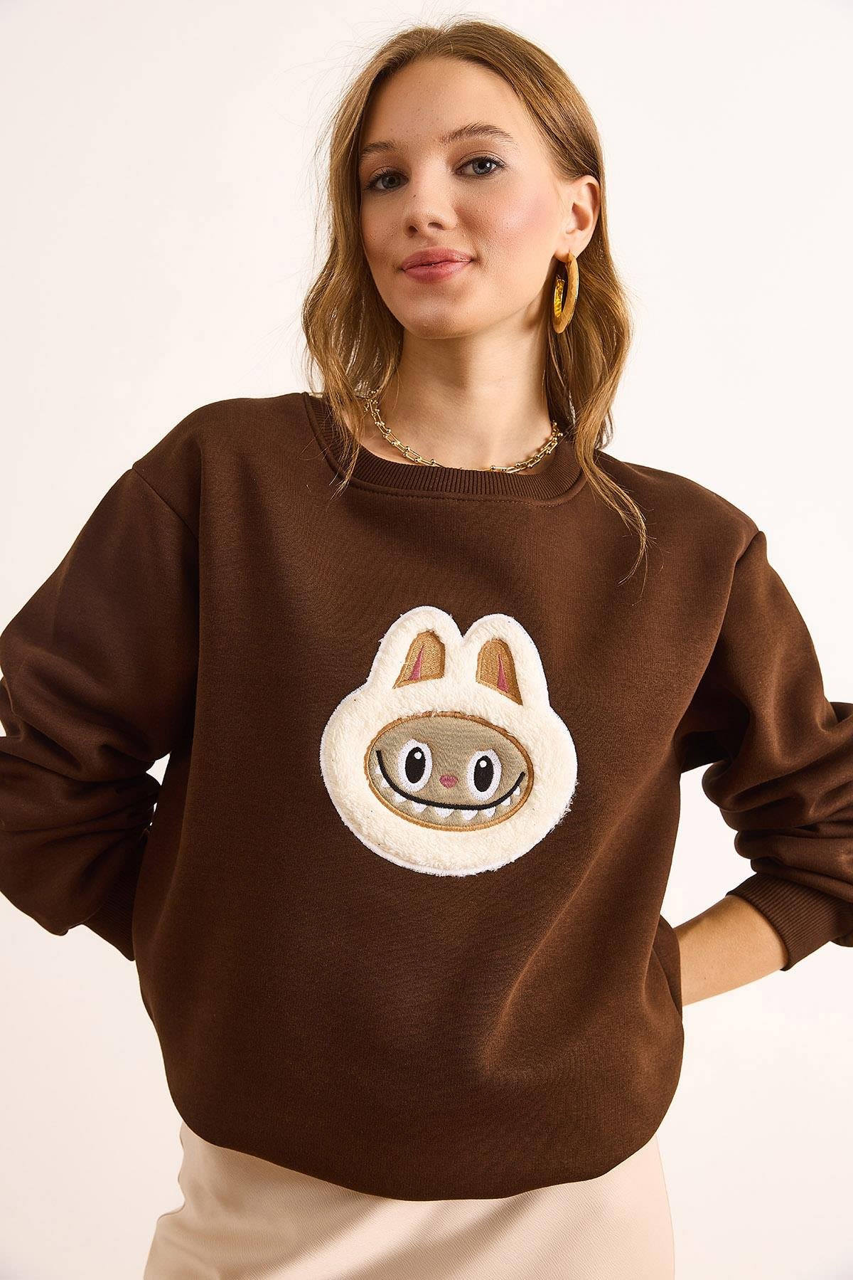 Aplikeli Şardonlu Basic Sweatshirt Kahverengi