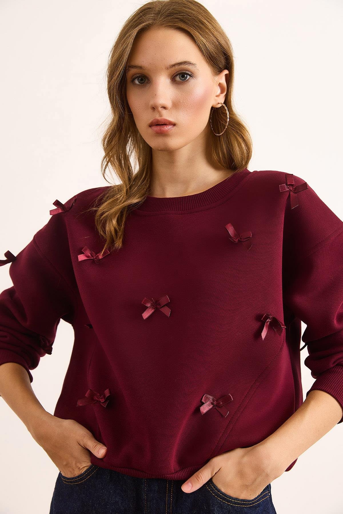 Asimetrik Dikiş Detaylı Fiyonk Şardonlu Sweatshirt Bordo