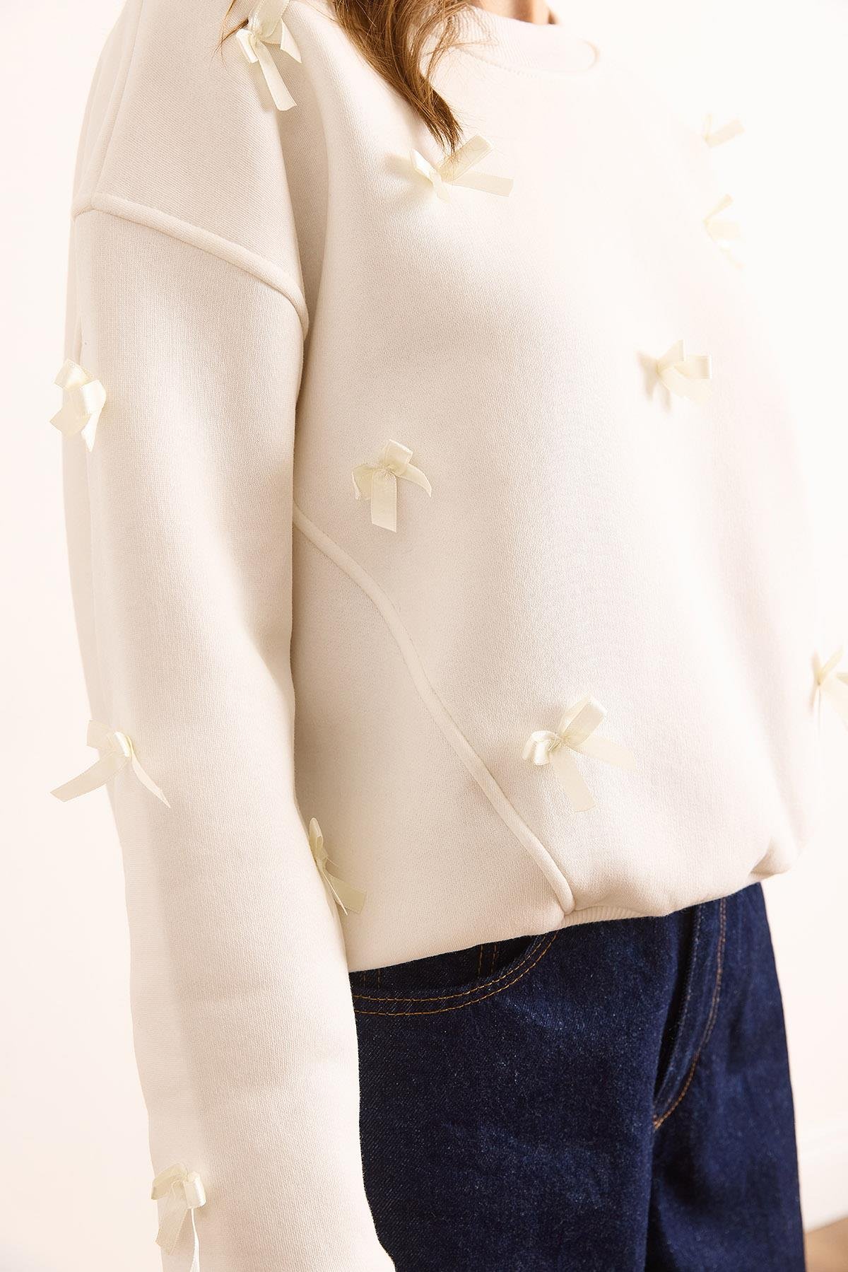 Asimetrik Dikiş Detaylı Fiyonk Şardonlu Sweatshirt Beyaz