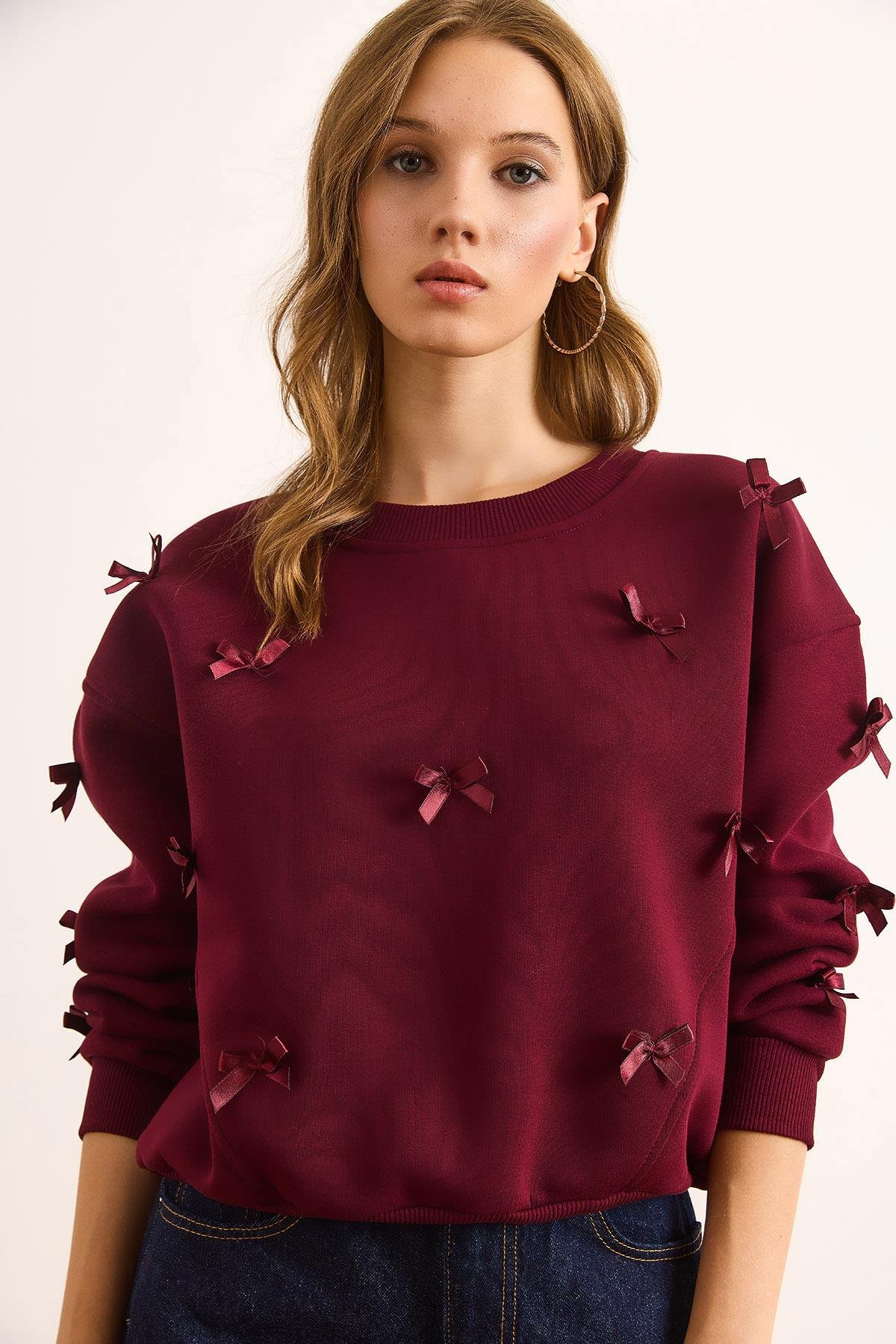 Asimetrik Dikiş Detaylı Fiyonk Şardonlu Sweatshirt Bordo