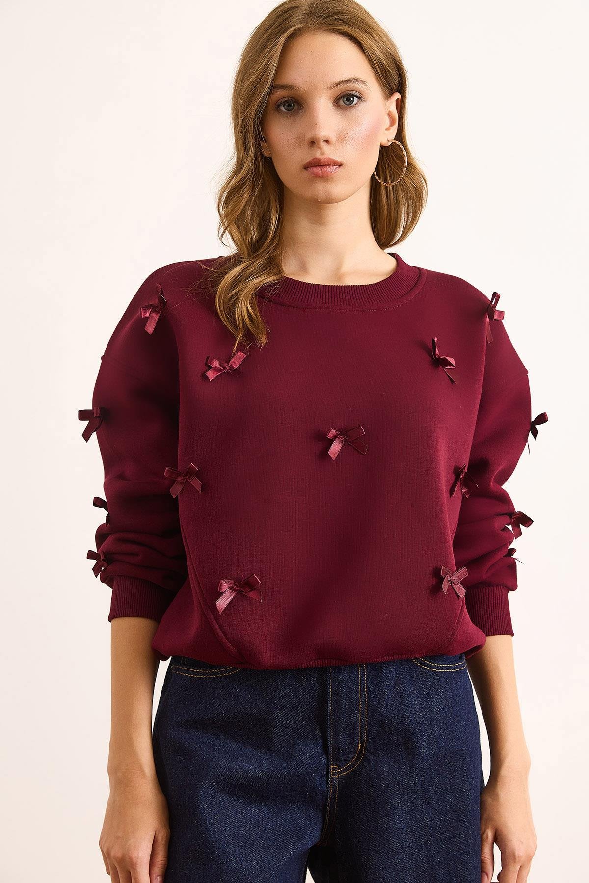 Asimetrik Dikiş Detaylı Fiyonk Şardonlu Sweatshirt Bordo