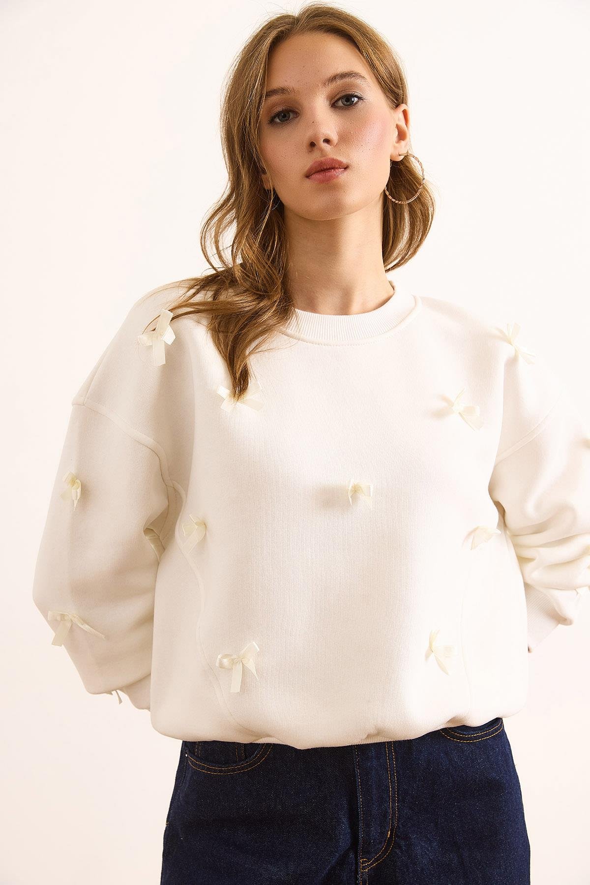 Asimetrik Dikiş Detaylı Fiyonk Şardonlu Sweatshirt Beyaz