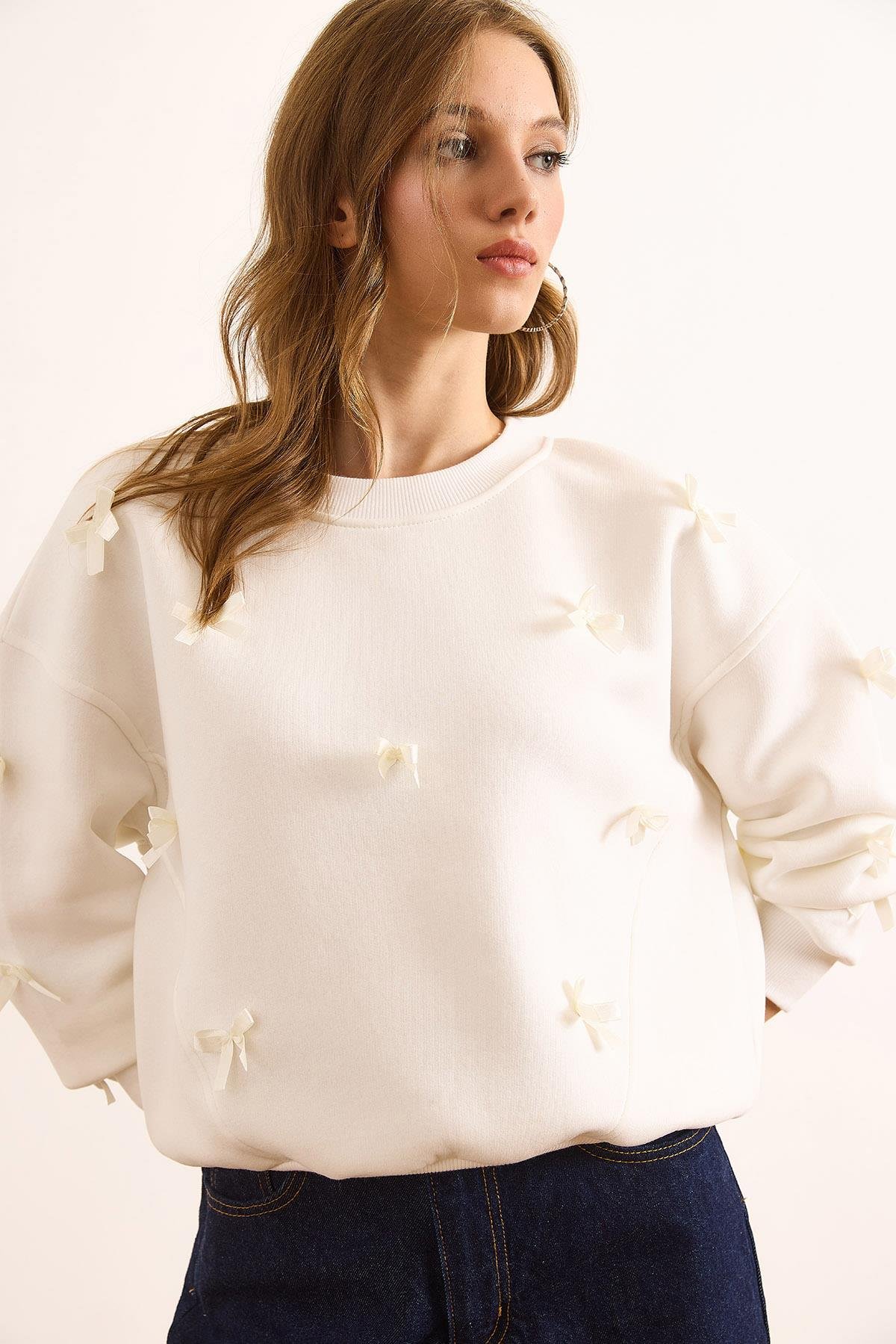 Asimetrik Dikiş Detaylı Fiyonk Şardonlu Sweatshirt Beyaz