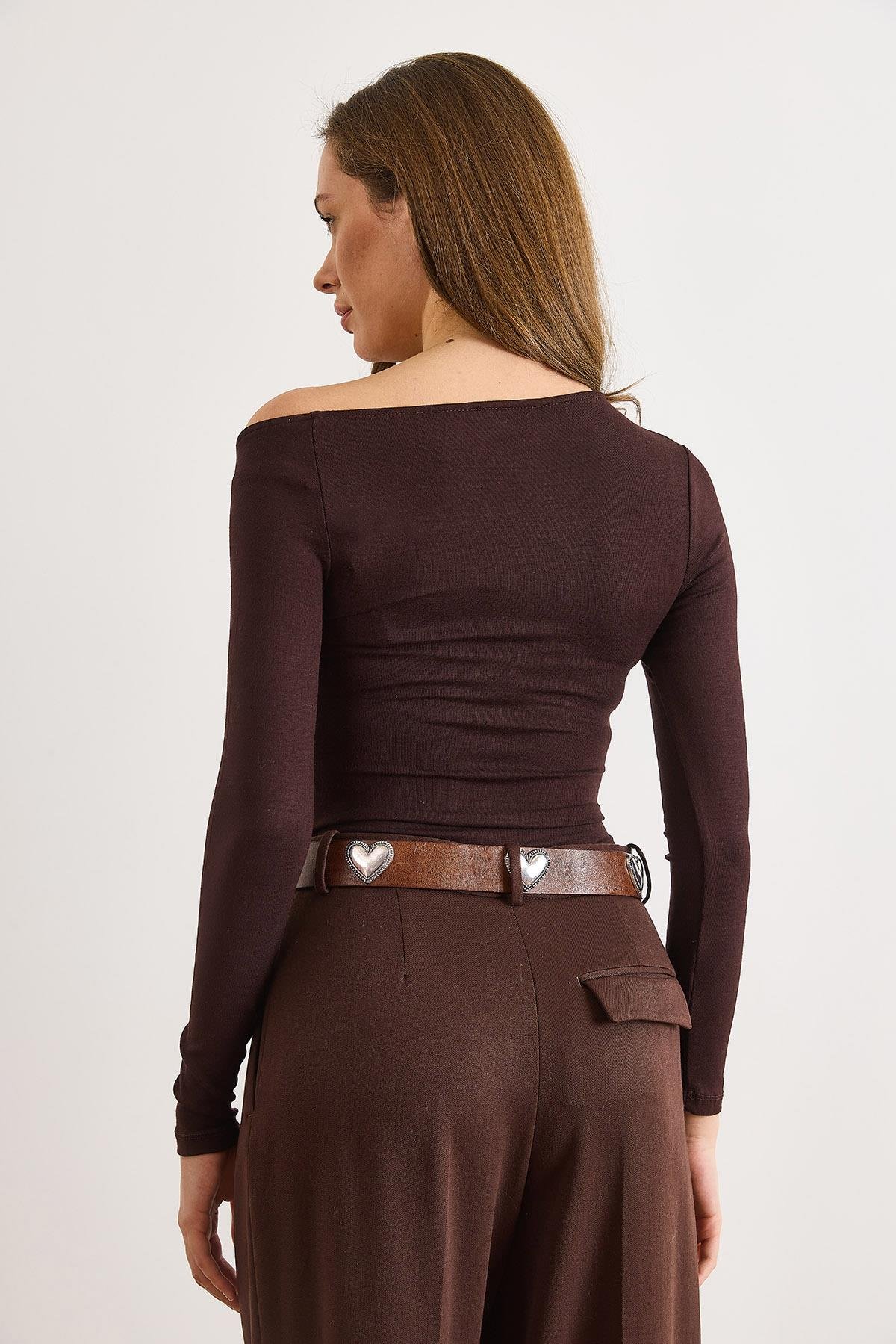 Asimetrik Yaka Çok Yumuşak Dokulu Esnek Bodysuit Kahverengi