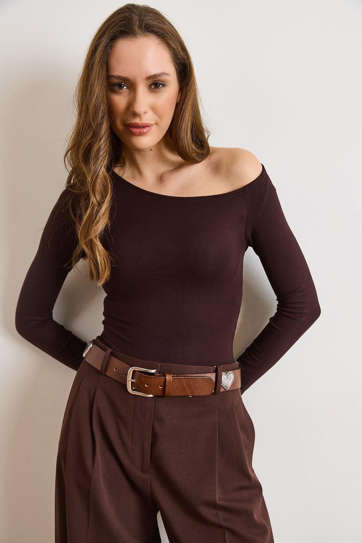 Asimetrik Yaka Çok Yumuşak Dokulu Esnek Bodysuit Kahverengi