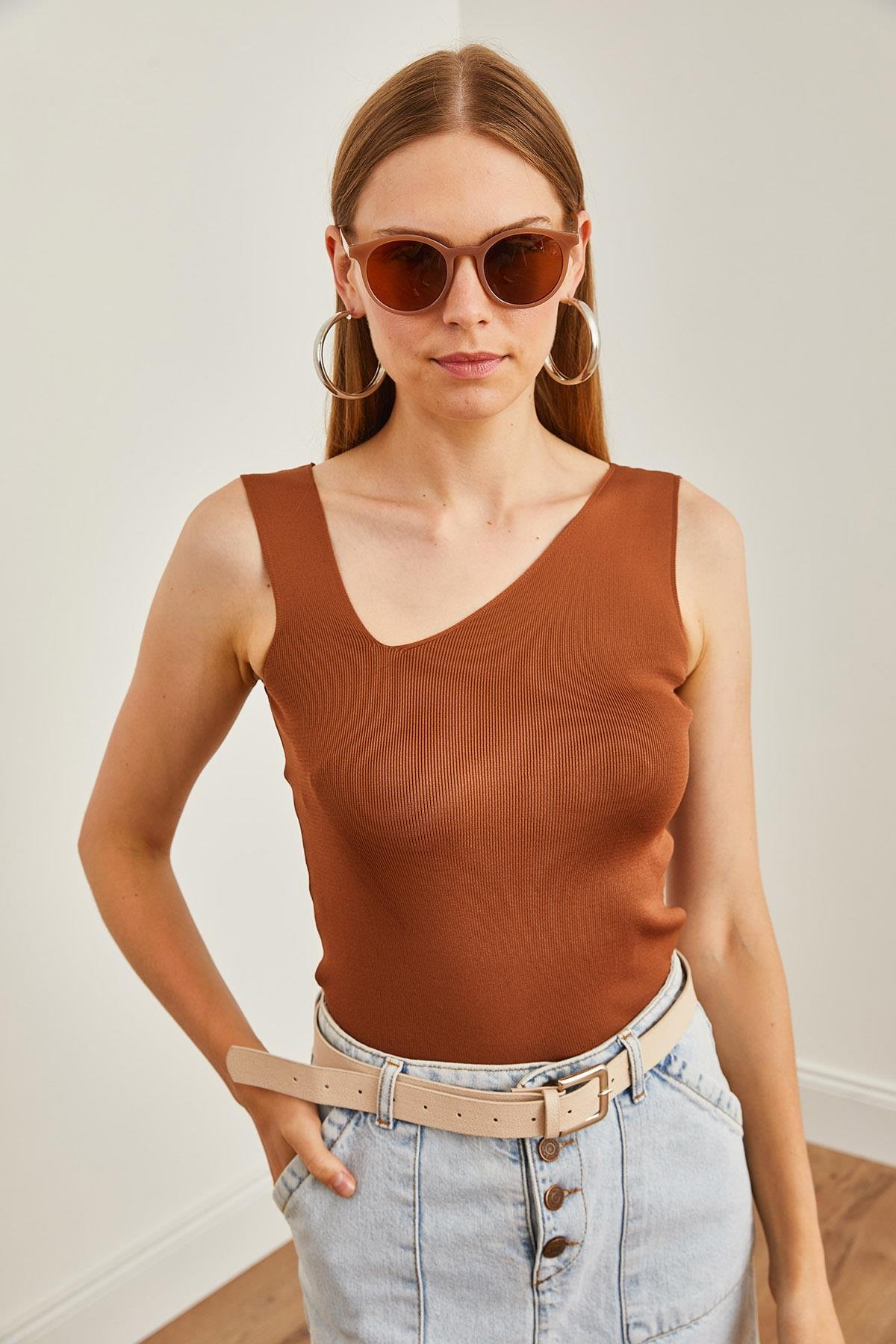 Asimetrik Yaka Crop Triko Bluz Kahverengi