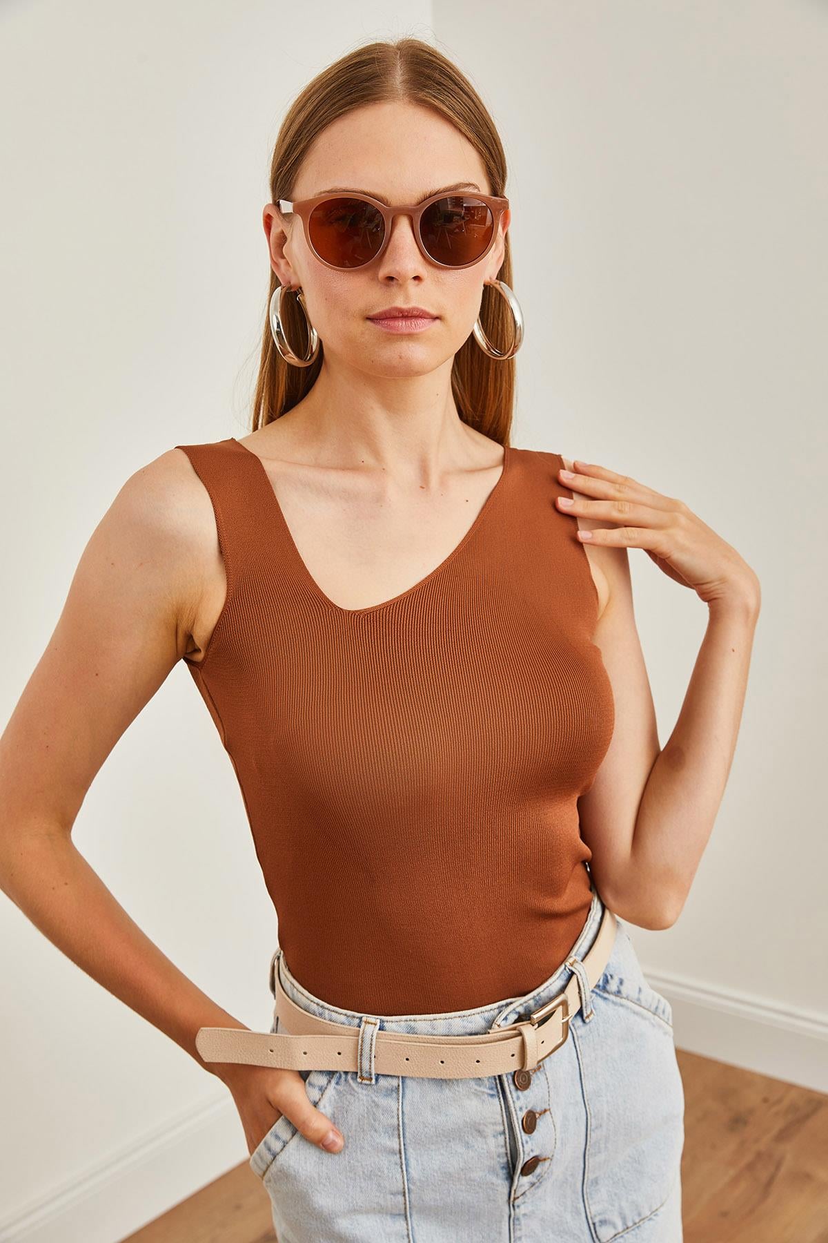 Asimetrik Yaka Crop Triko Bluz Kahverengi