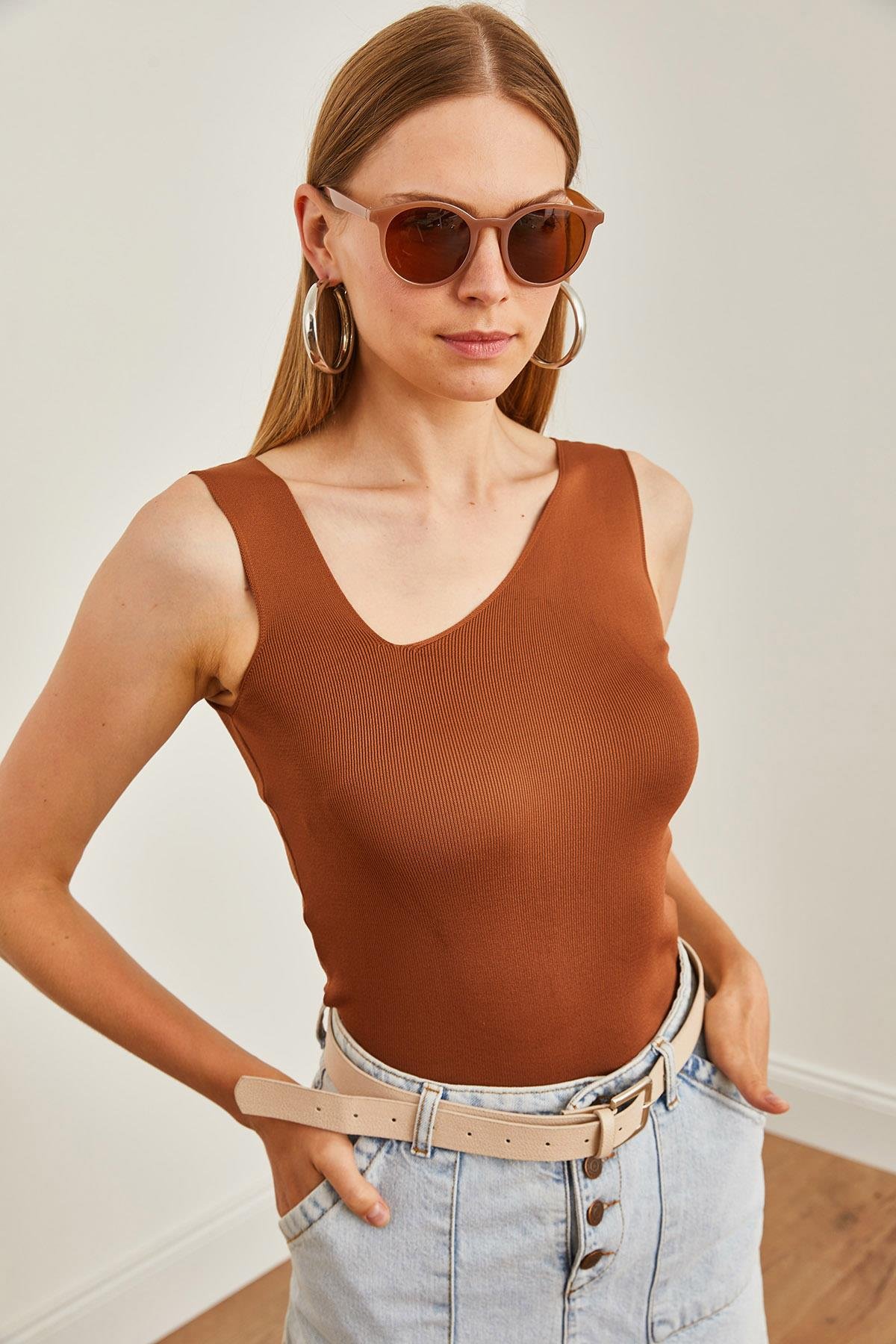 Asimetrik Yaka Crop Triko Bluz Kahverengi