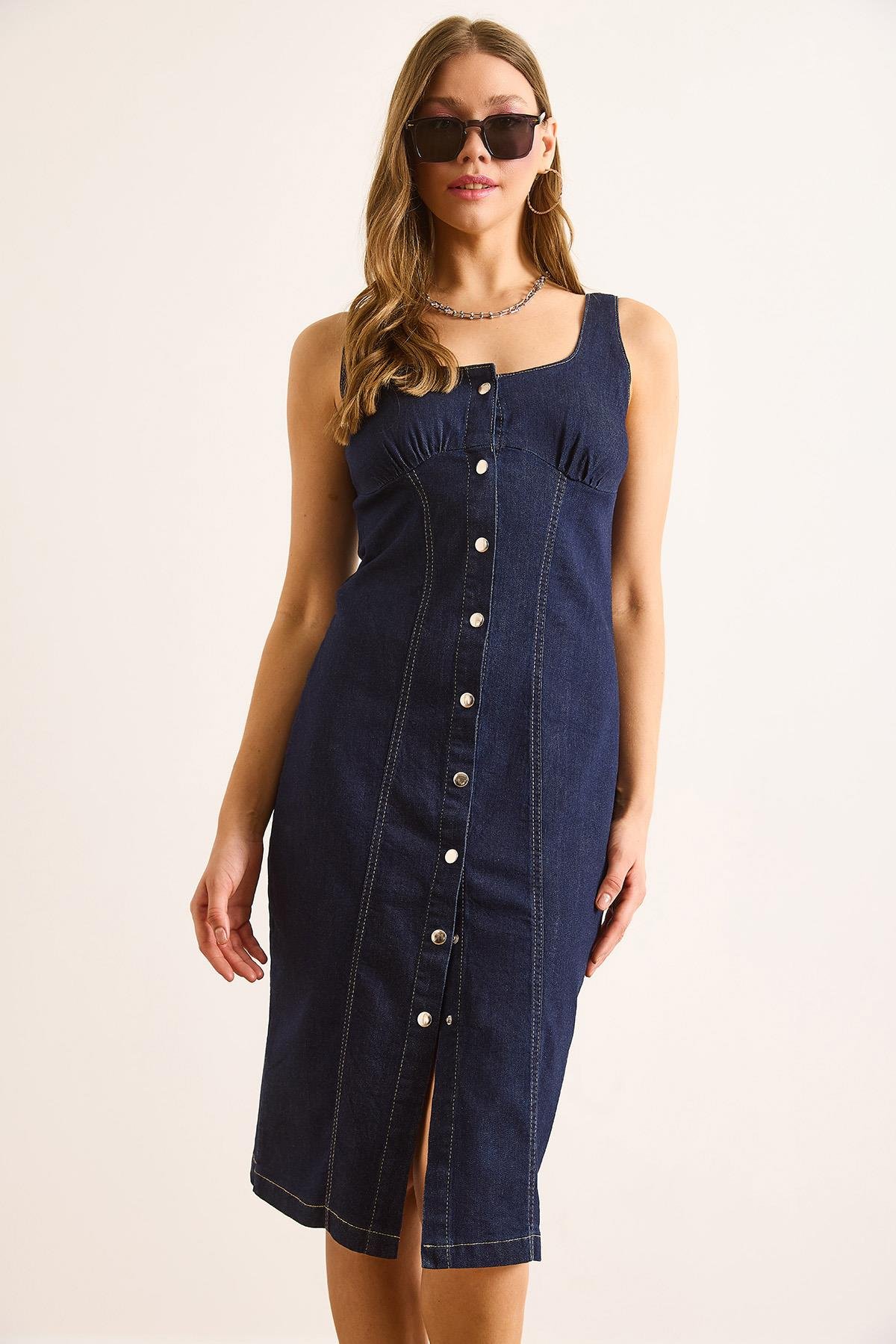 Askılı Çıtçıtlı Likralı Midi Denim Elbise Lacivert