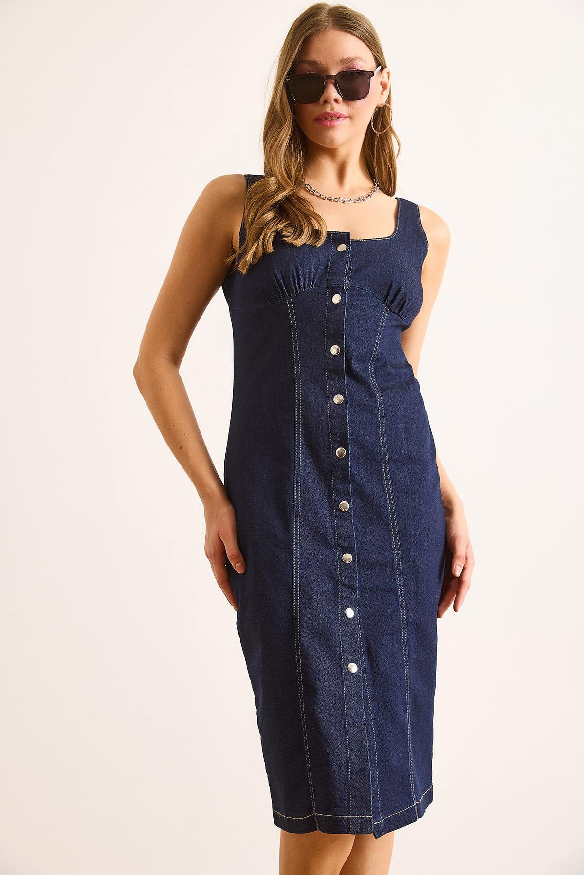 Askılı Çıtçıtlı Likralı Midi Denim Elbise Lacivert