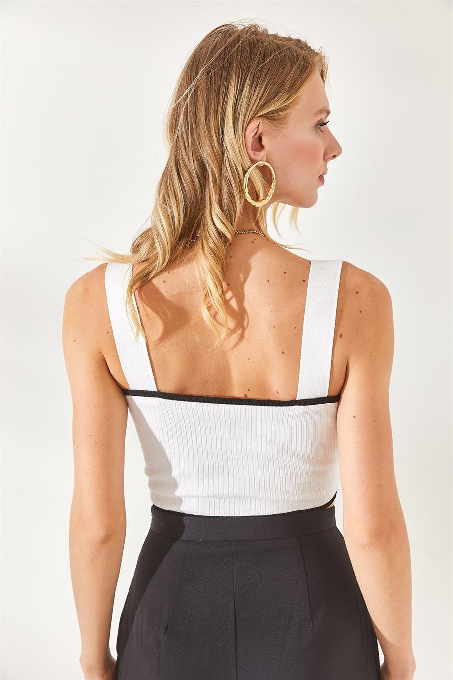 Askılı Düğme Detaylı Crop Triko Bluz Ekru
