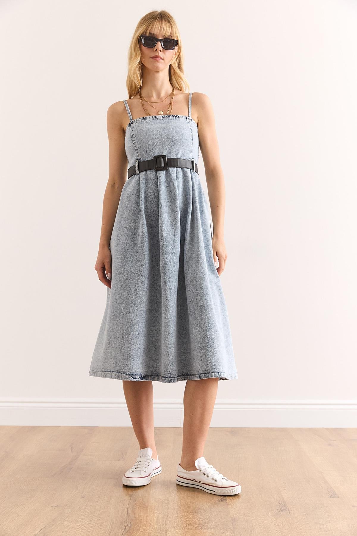 Askılı Kemerli Midi Kloş Denim Elbise Mavi