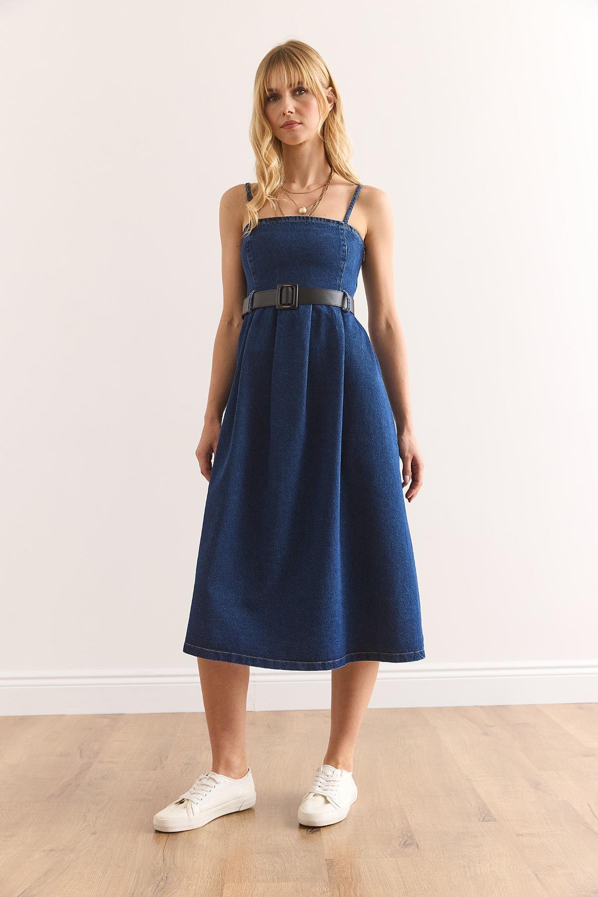 Askılı Kemerli Midi Kloş Denim Elbise Lacivert