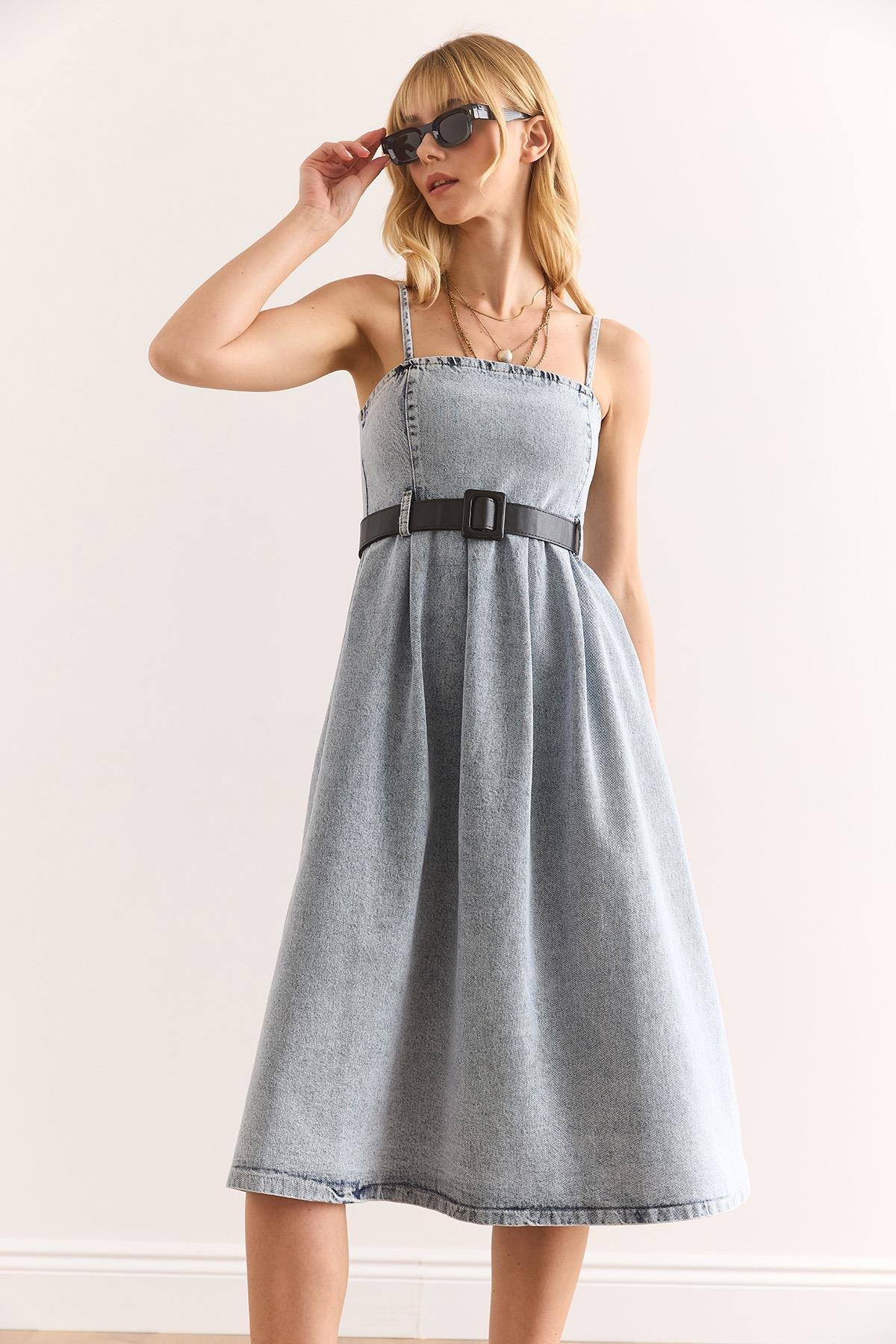 Askılı Kemerli Midi Kloş Denim Elbise Mavi