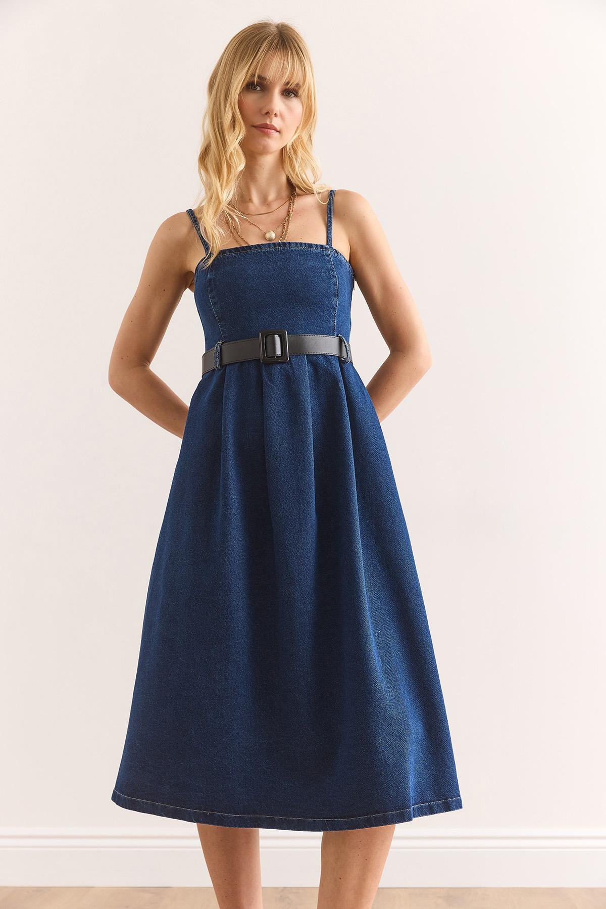 Askılı Kemerli Midi Kloş Denim Elbise Lacivert