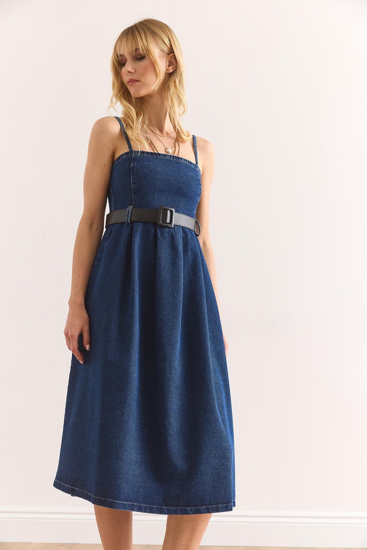 Askılı Kemerli Midi Kloş Denim Elbise Lacivert
