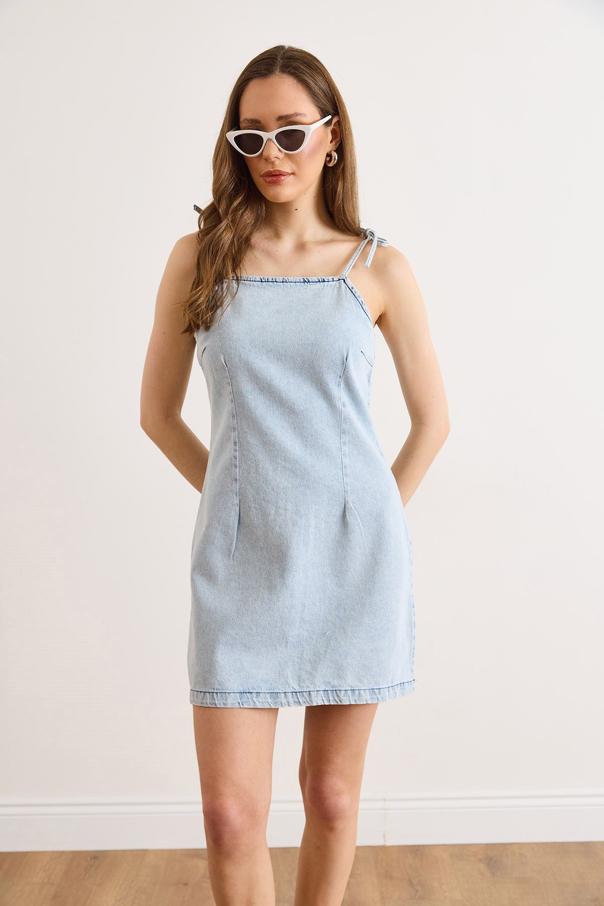 Askısı Bağlama Detaylı Sırt  Fermuarlı Denim Elbise Açık Mavi
