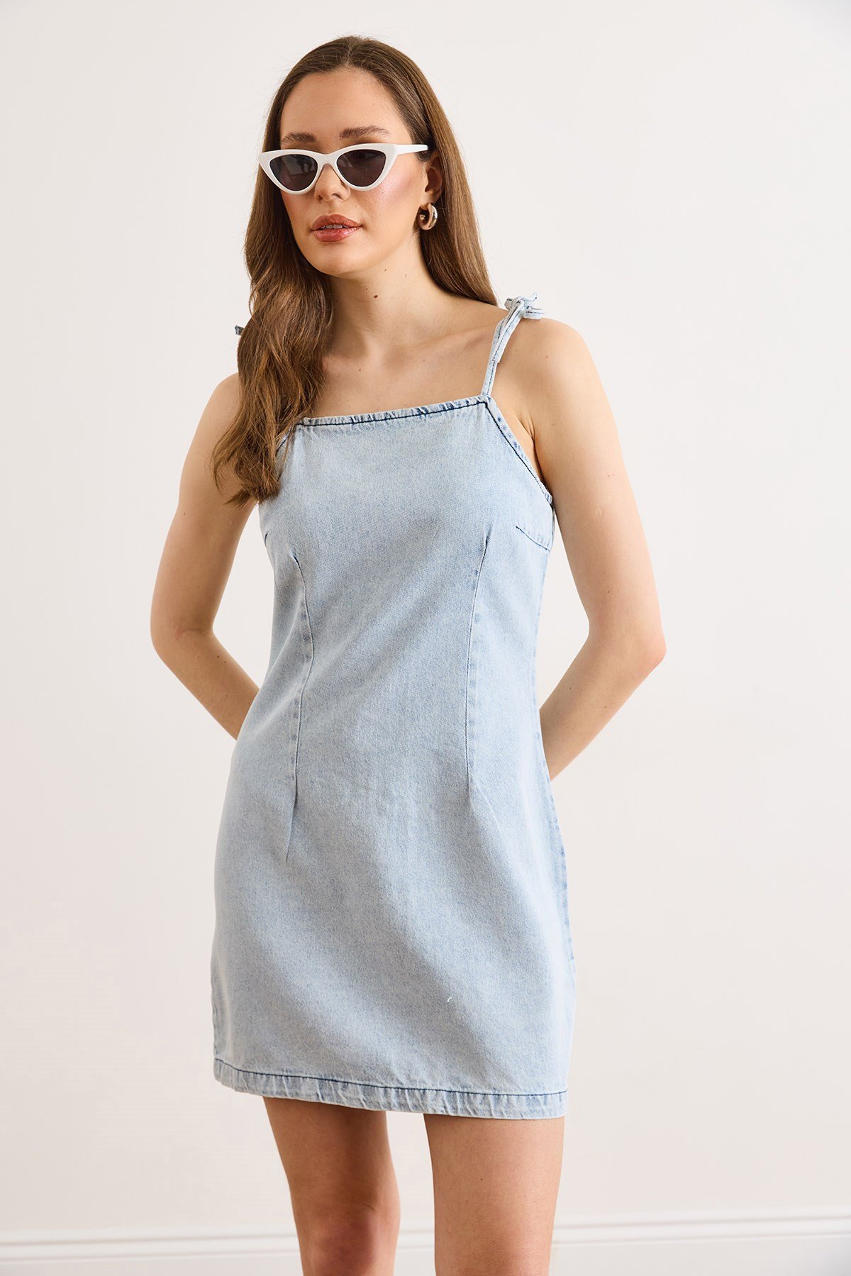 Askısı Bağlama Detaylı Sırt  Fermuarlı Denim Elbise Açık Mavi
