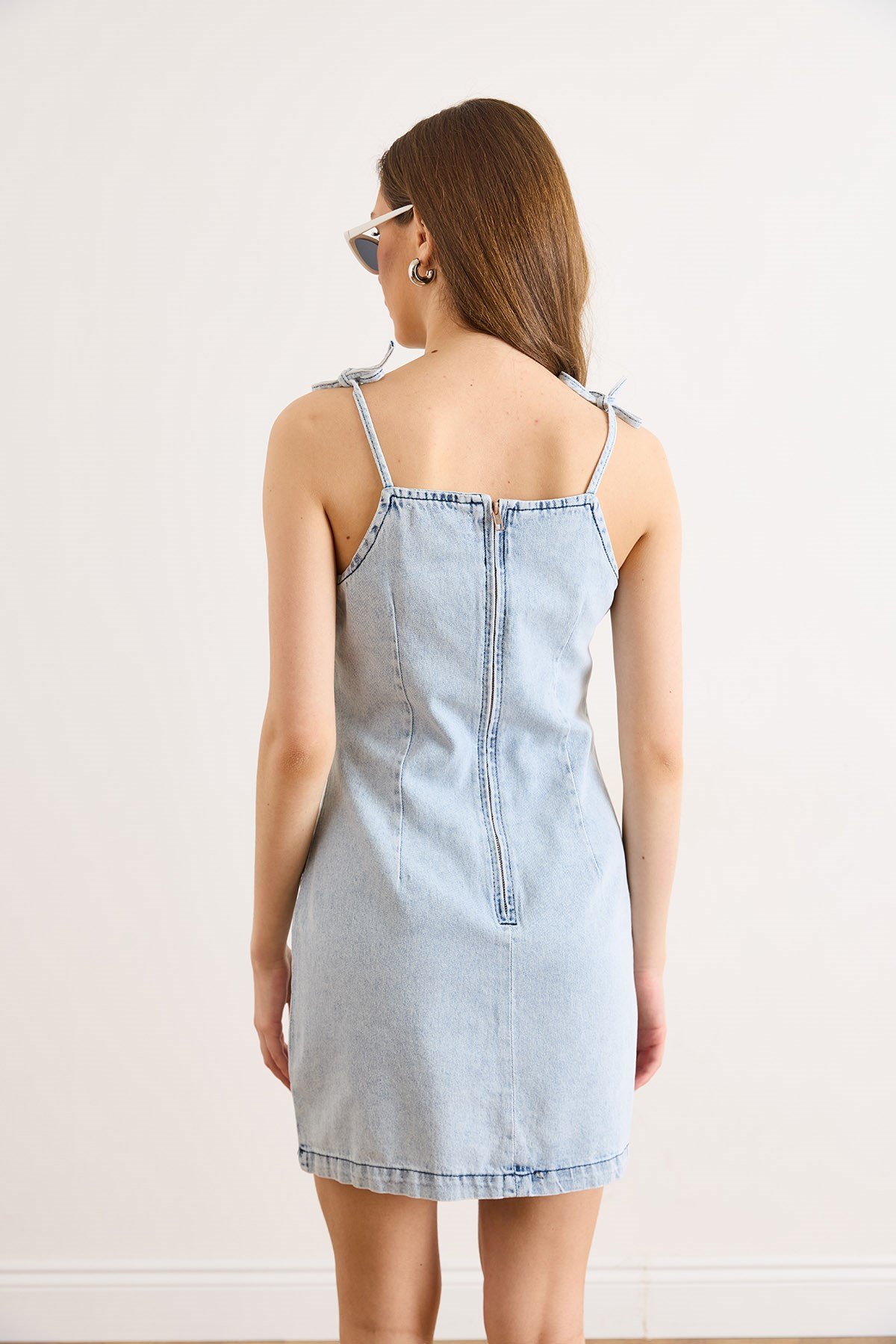 Askısı Bağlama Detaylı Sırt  Fermuarlı Denim Elbise Açık Mavi