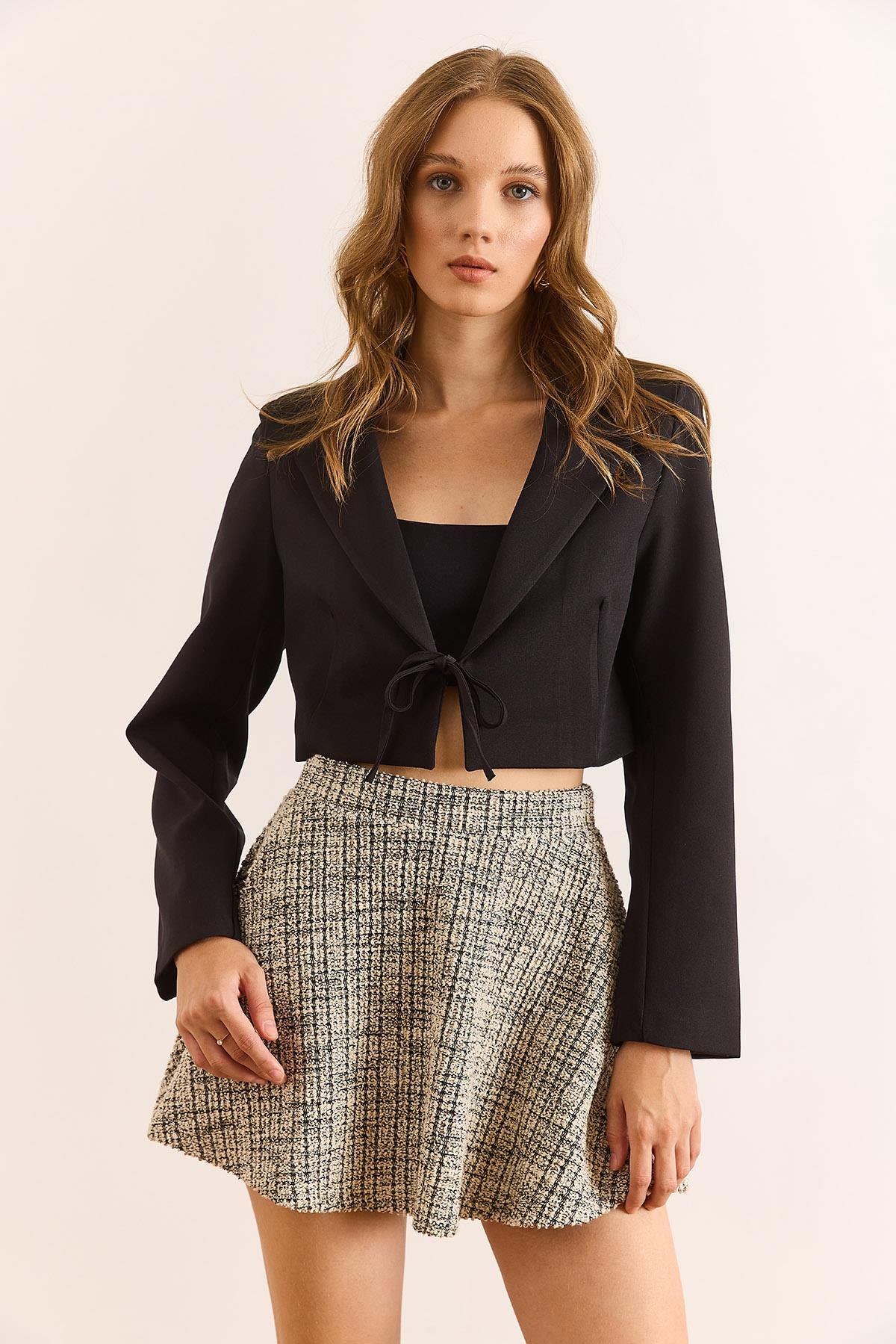 Astarlı Bağcık Detaylı Crop Blazer Ceket Siyah