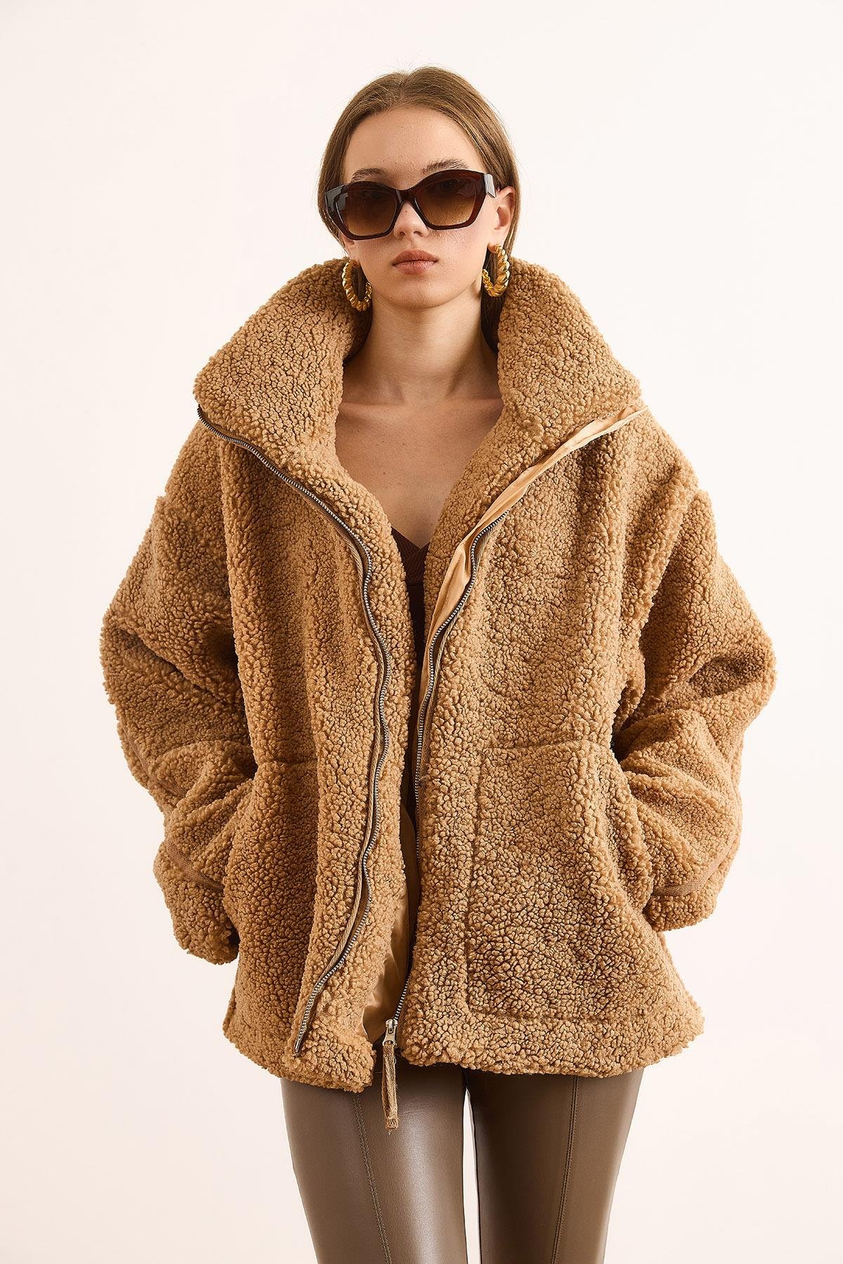 Astarlı Fermuarlı Cepli Oversize Peluş Mont Camel