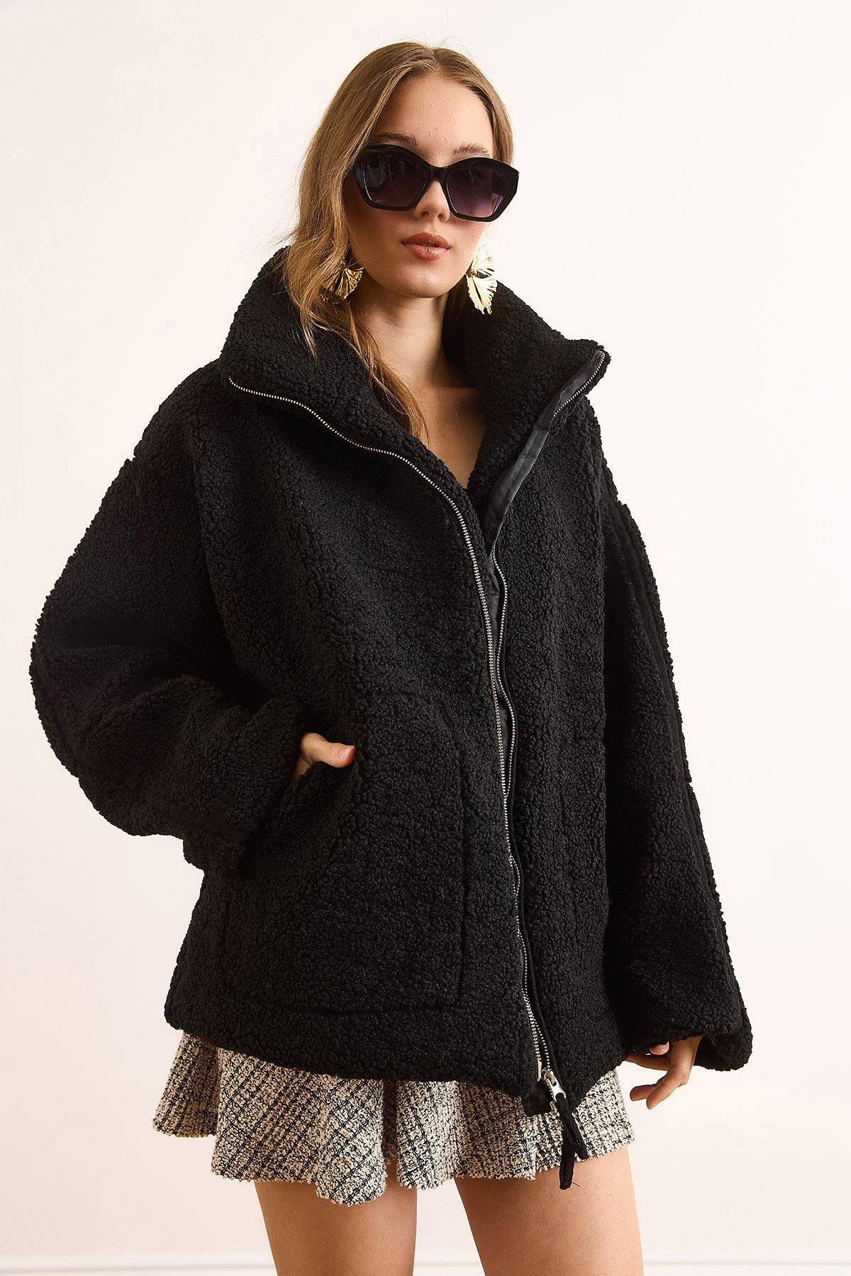 Astarlı Fermuarlı Cepli Oversize Peluş Mont Siyah