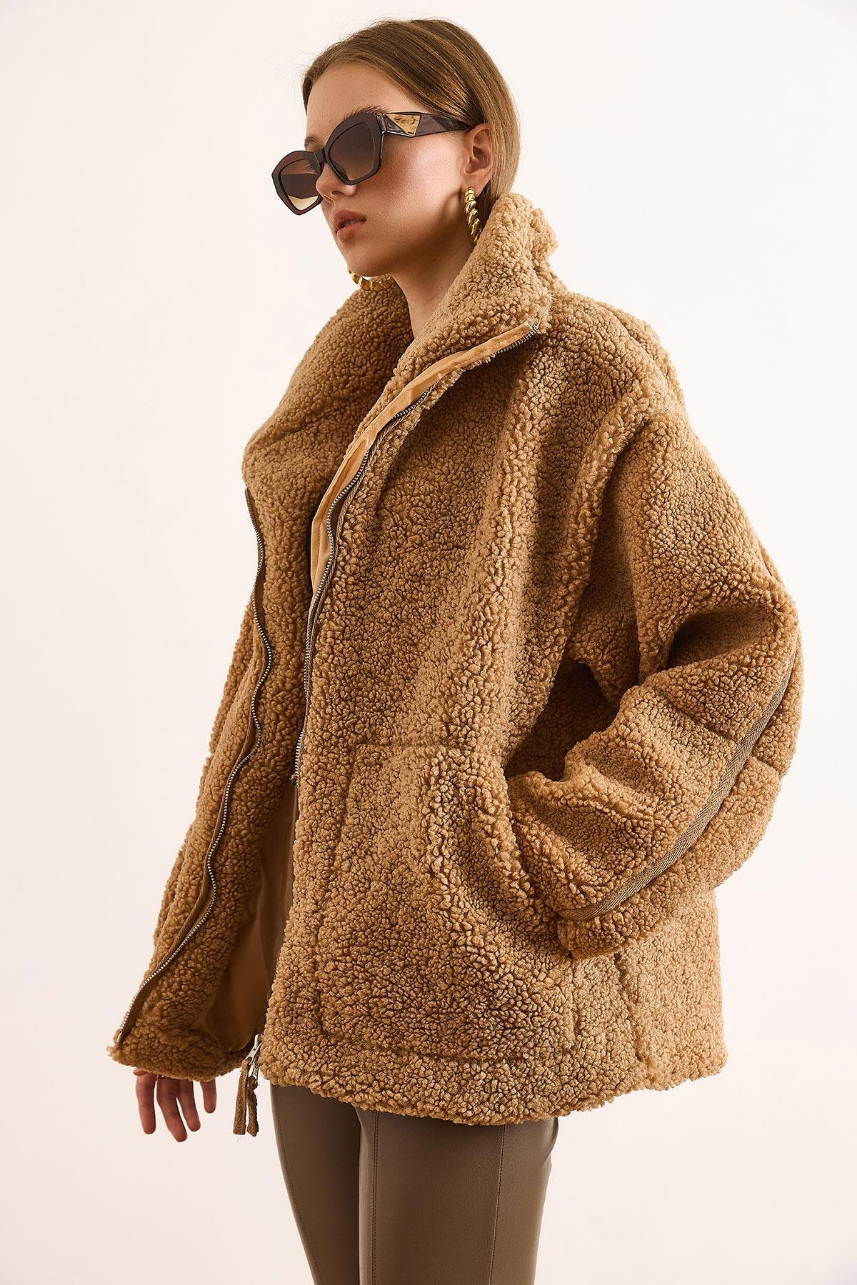 Astarlı Fermuarlı Cepli Oversize Peluş Mont Camel