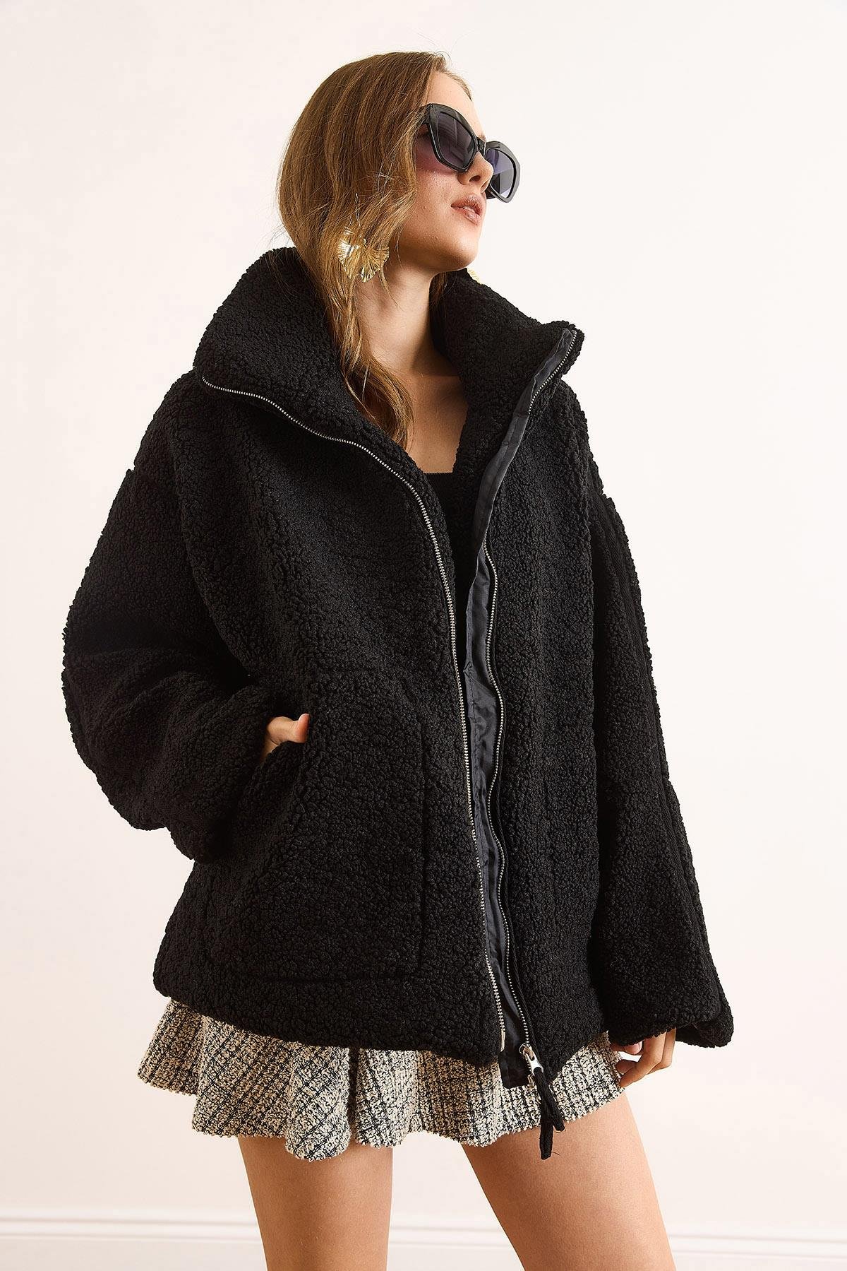 Astarlı Fermuarlı Cepli Oversize Peluş Mont Siyah