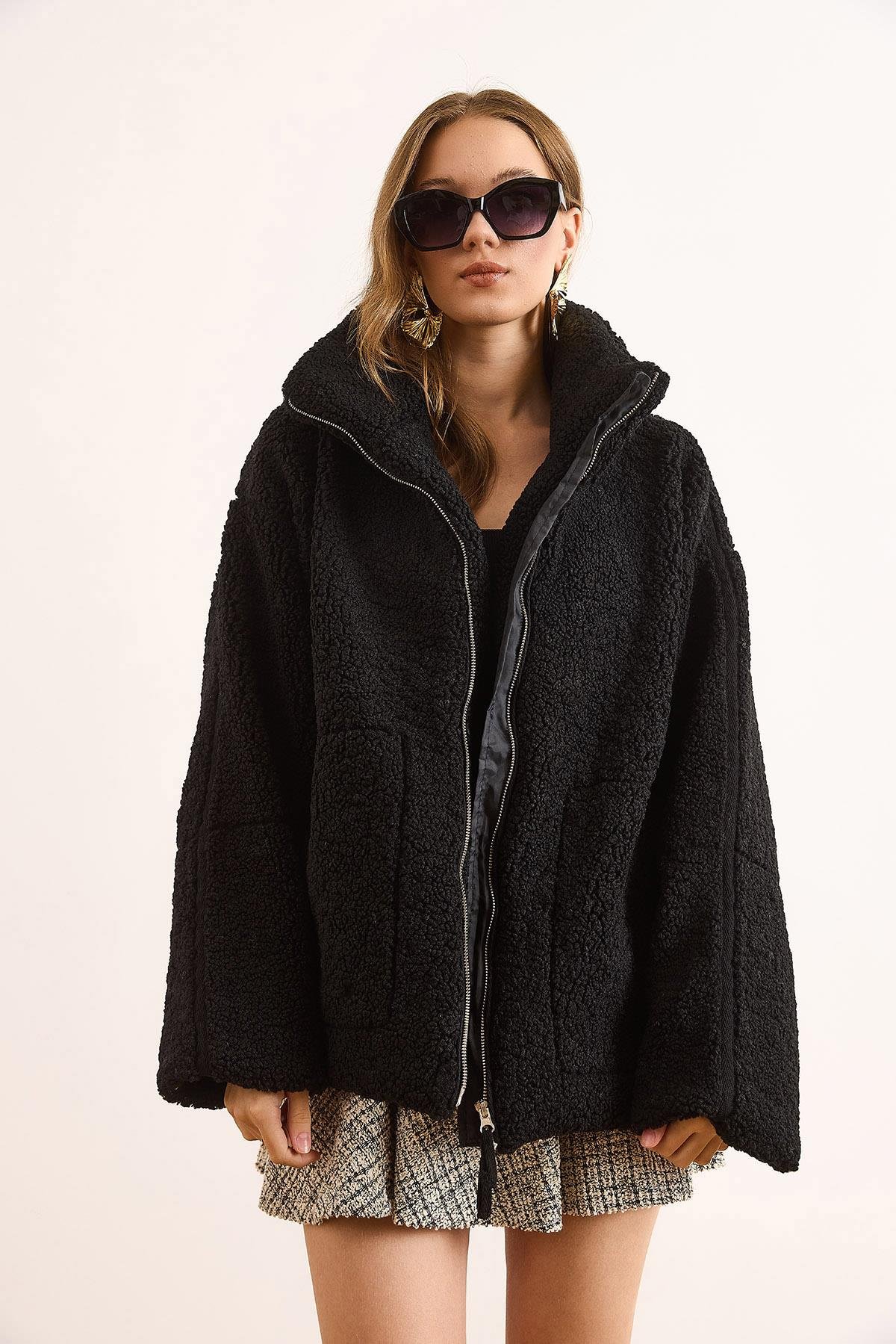 Astarlı Fermuarlı Cepli Oversize Peluş Mont Siyah