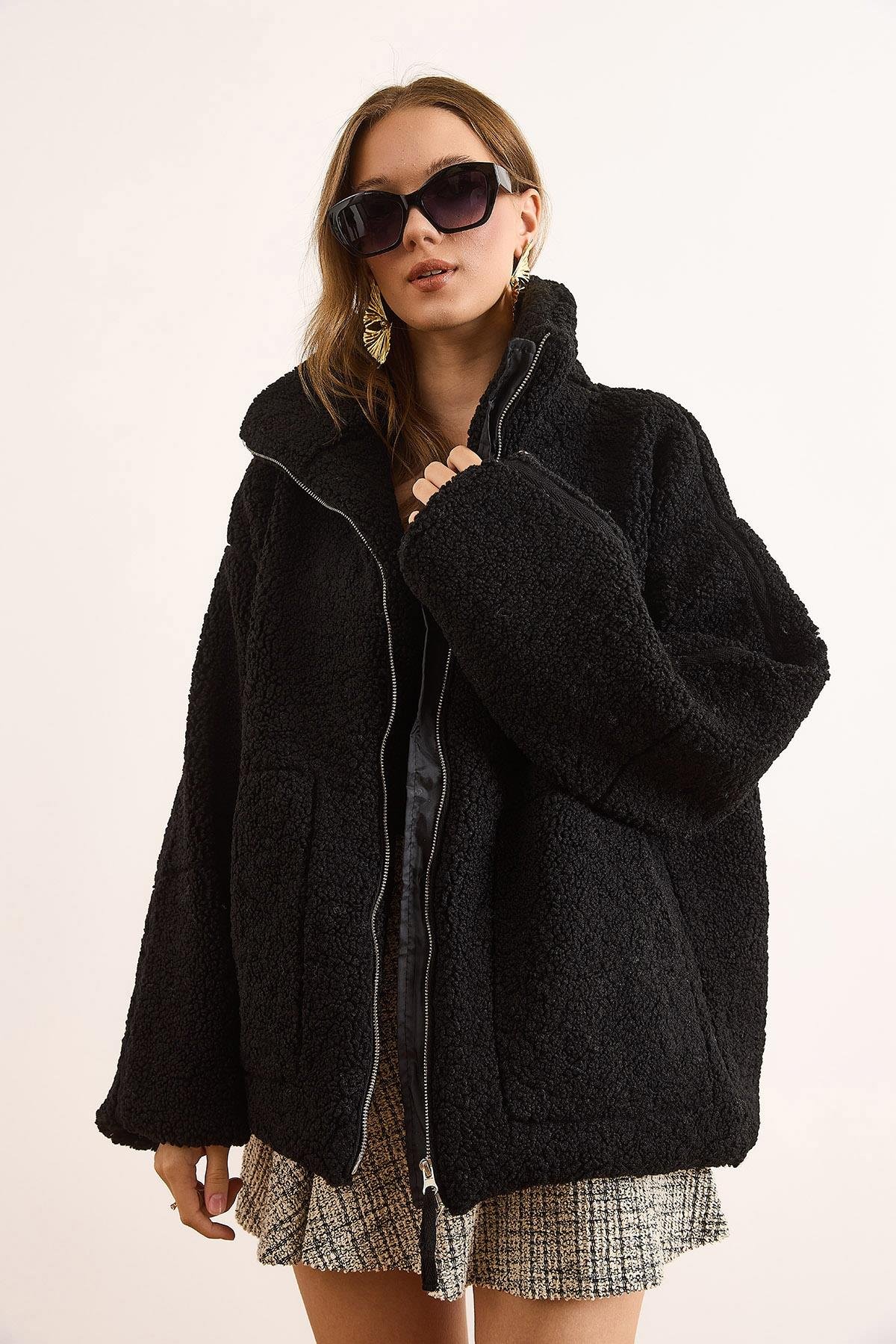 Astarlı Fermuarlı Cepli Oversize Peluş Mont Siyah