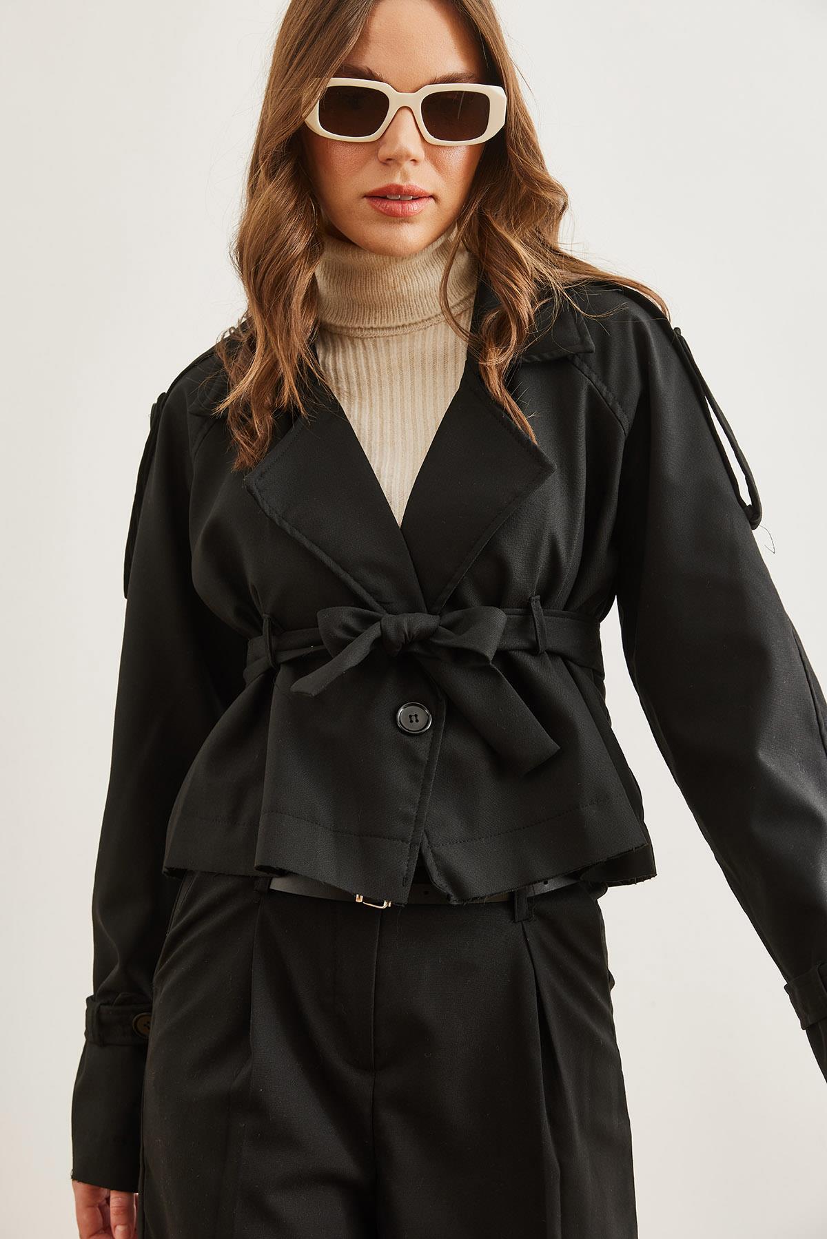 Astarlı Kuşak Detaylı Crop Ceket Siyah